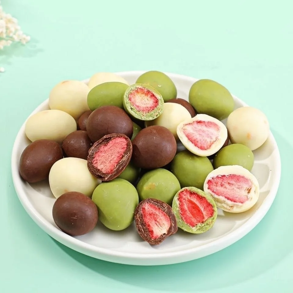 Wholesale Snack Fruit Food Chocolate and Sweets  Whole Strawberry Filling Matcha Cocoa  Balls Freeze Dried Fallow Candy