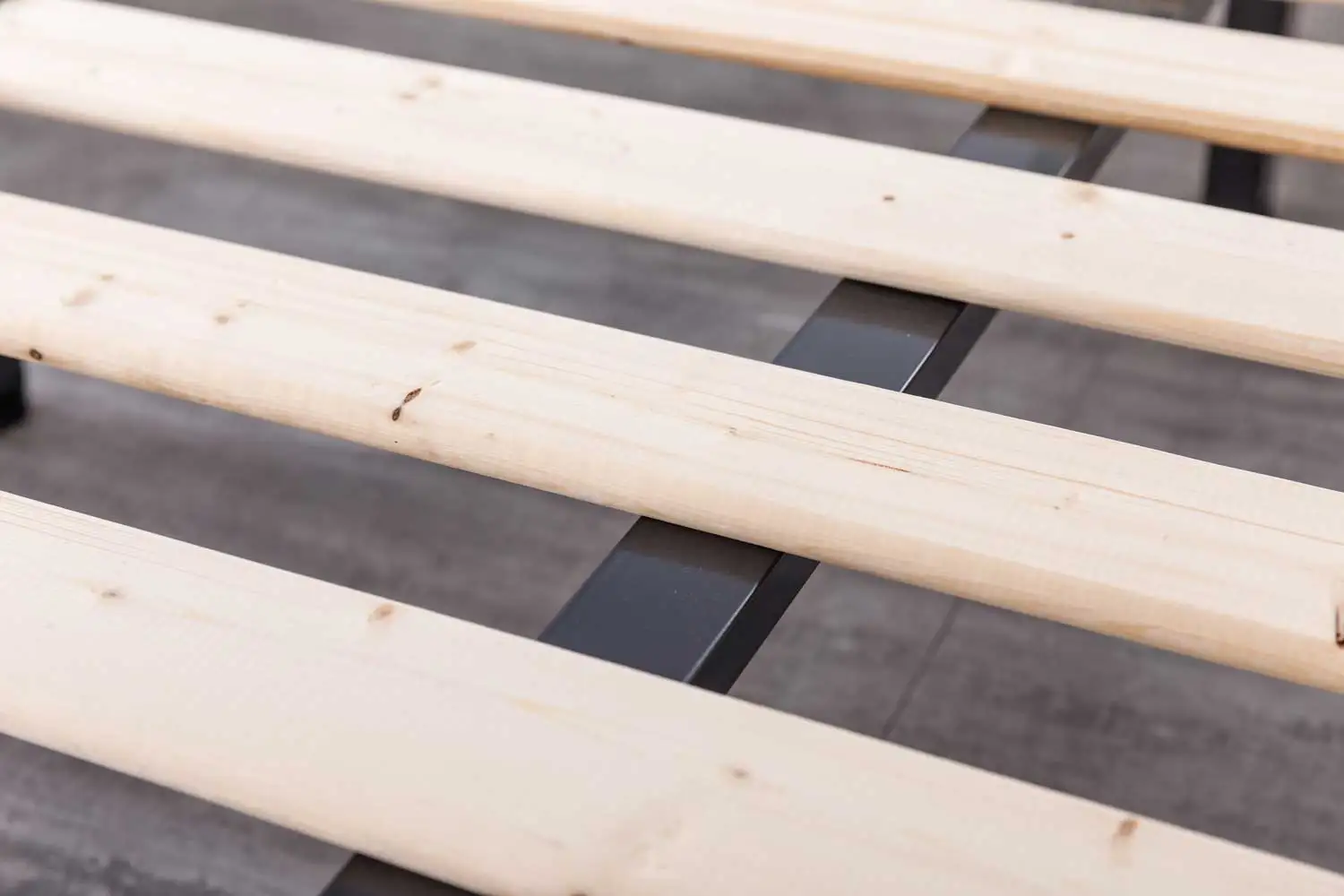 knock down iron metal Structure Hot sale Strength wooden slats folding bed frame