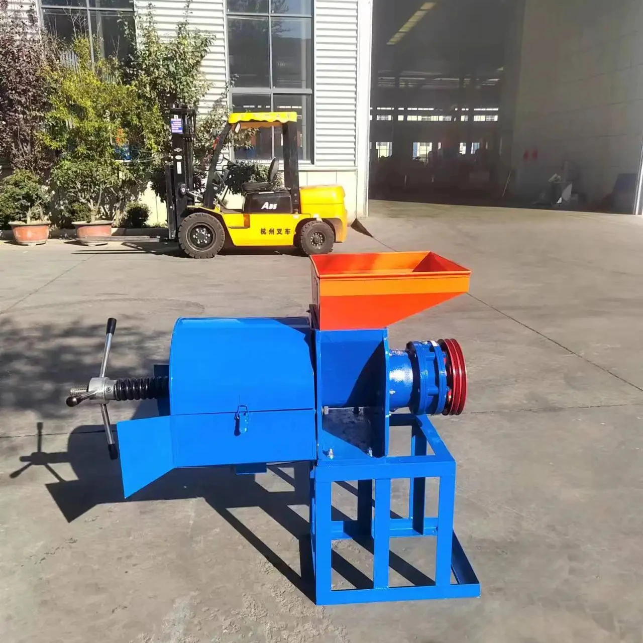 Small high capacity palm oil press