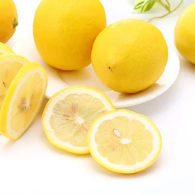 Свежие лимоны, Свежие лимоны, свежие большие фрукты, замачиваемые в воде, фрукты для тонкой кожи, желтый лимон