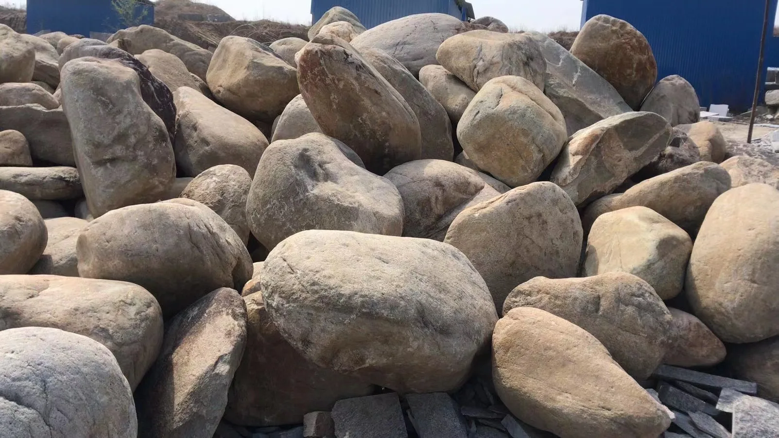 Landscaping big size river rock  pebbles stone