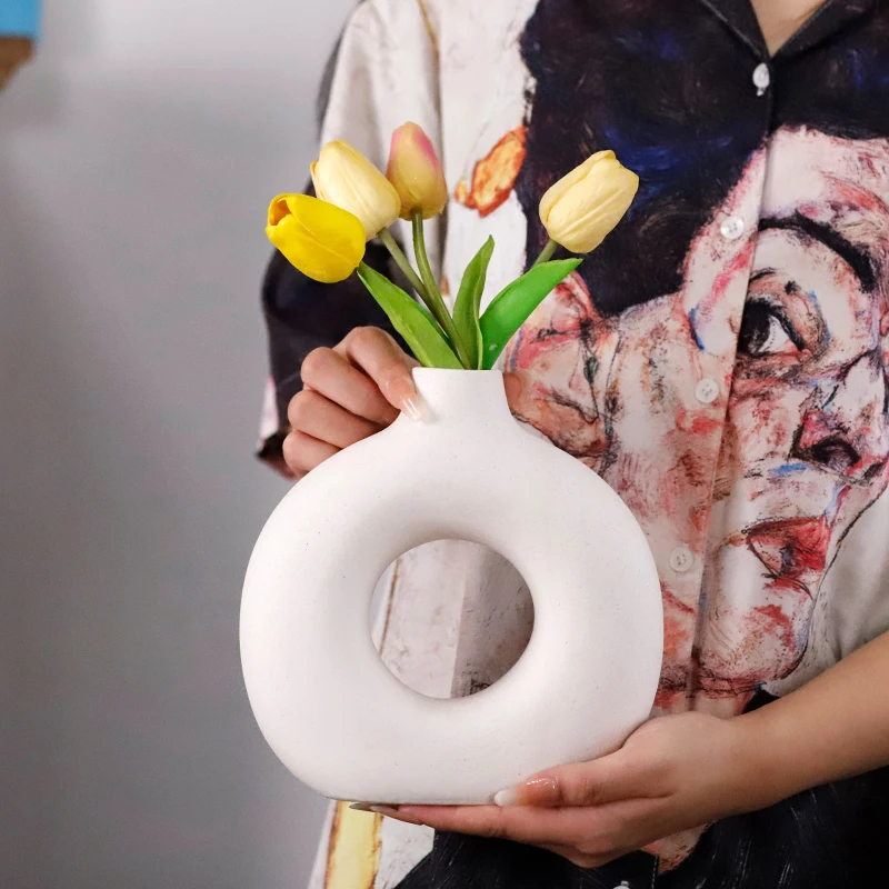 Redeco Wholesale Nordic Modern Hollow Donut Vase White Vases for Decor Ceramic Flowers Vase For Hotel Home Office Decor
