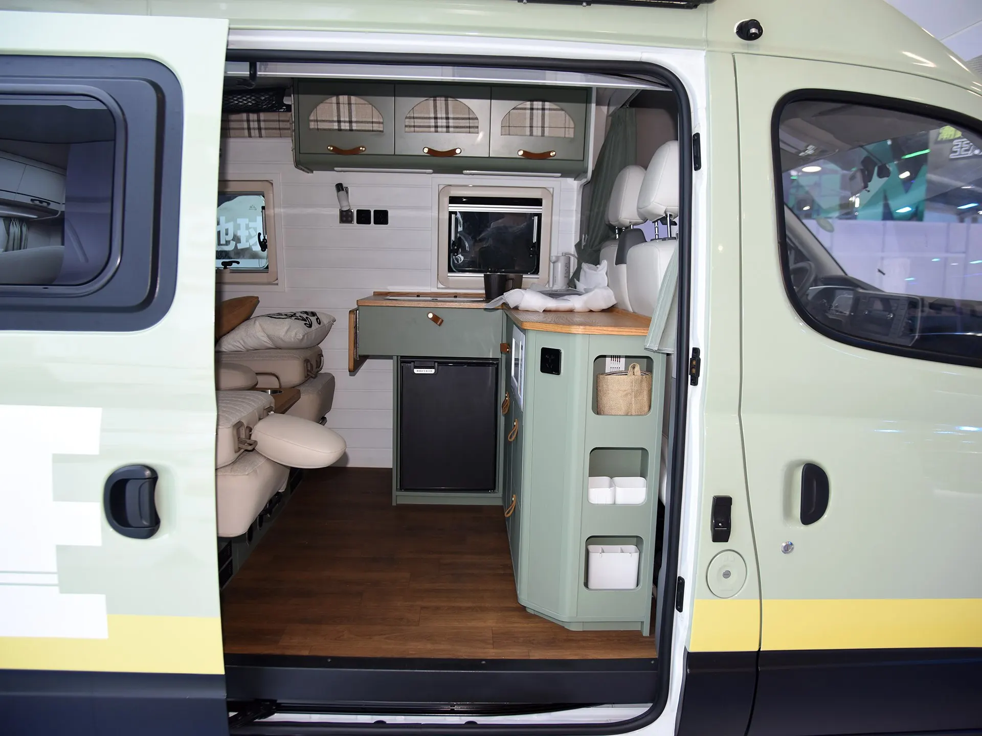 2024 Hot Selling Family Travel Vehicles SAIC Maxus V80 5 Seats High Roof RV Motorhome Camper Van For Sale