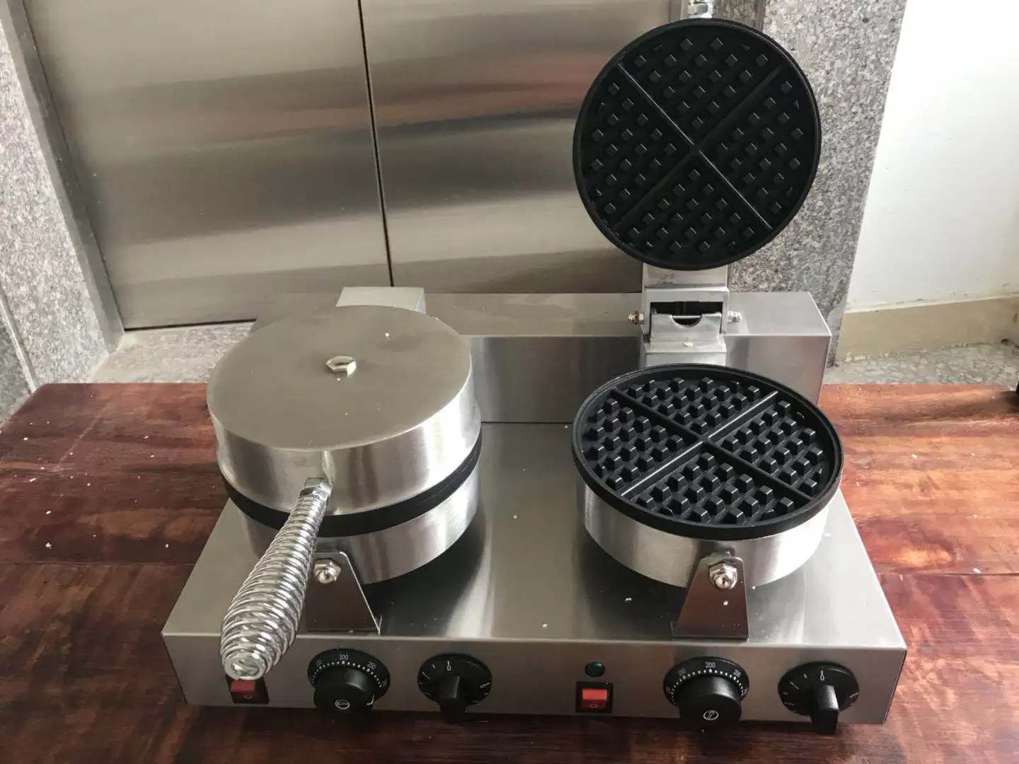 
Commercial Electric110V or 220v Double Head Waffle Baker 4 pcs/ plate 