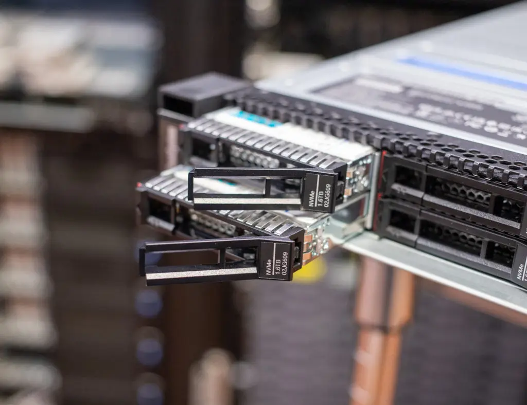 SR630V2 2*4314 CPU 2*64G RAM 930-8I 2G RAID 2*240G SSD 4 порта 1G Dual port 16G HBA 1100W(1 + 1) сервер