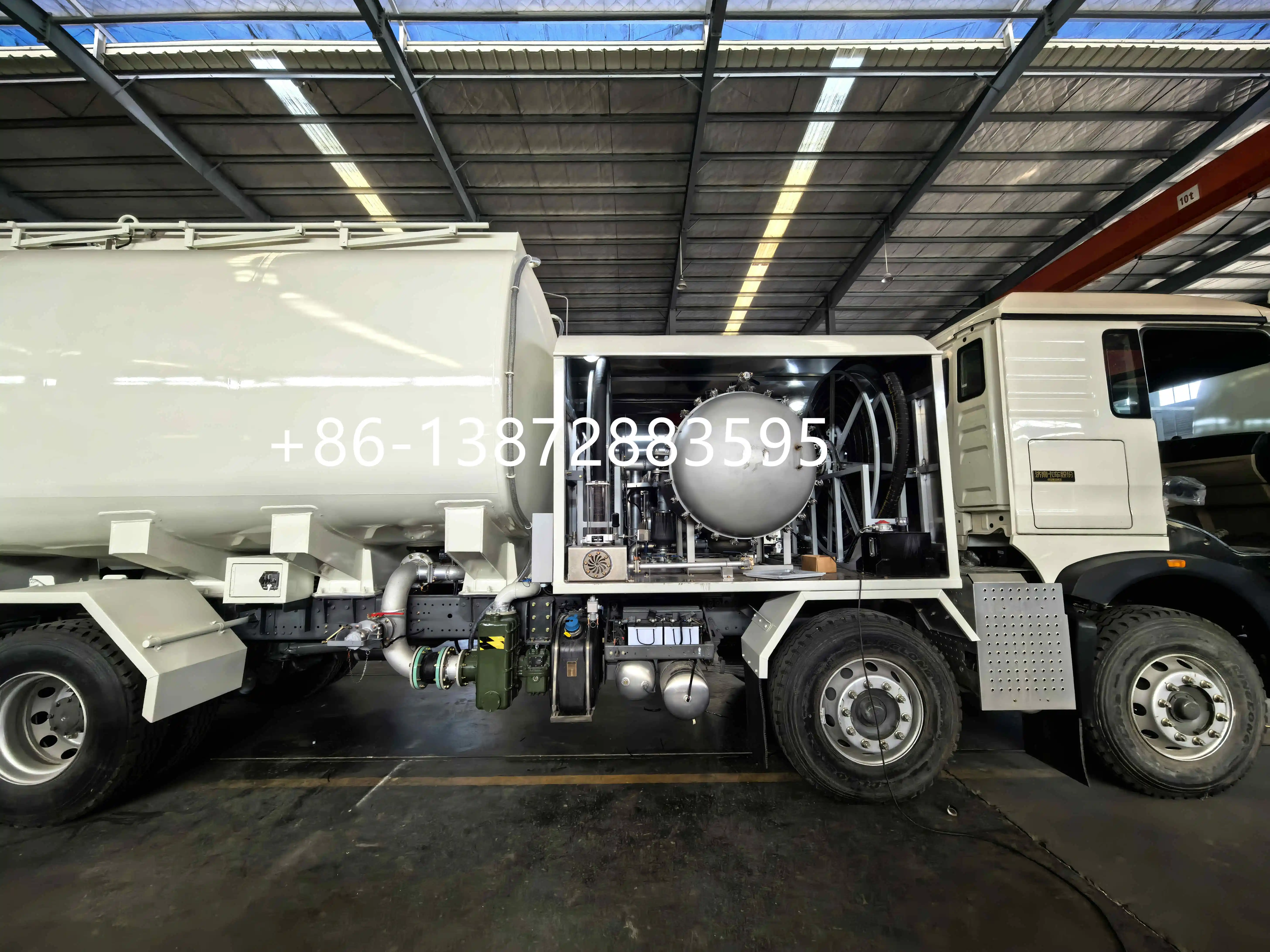 China Factory Low Prices HOWO 30000 Liters 8*4 Aircraft Jet Fuel Refueler Aviation Fuel Dispensing tank Truck for Sale