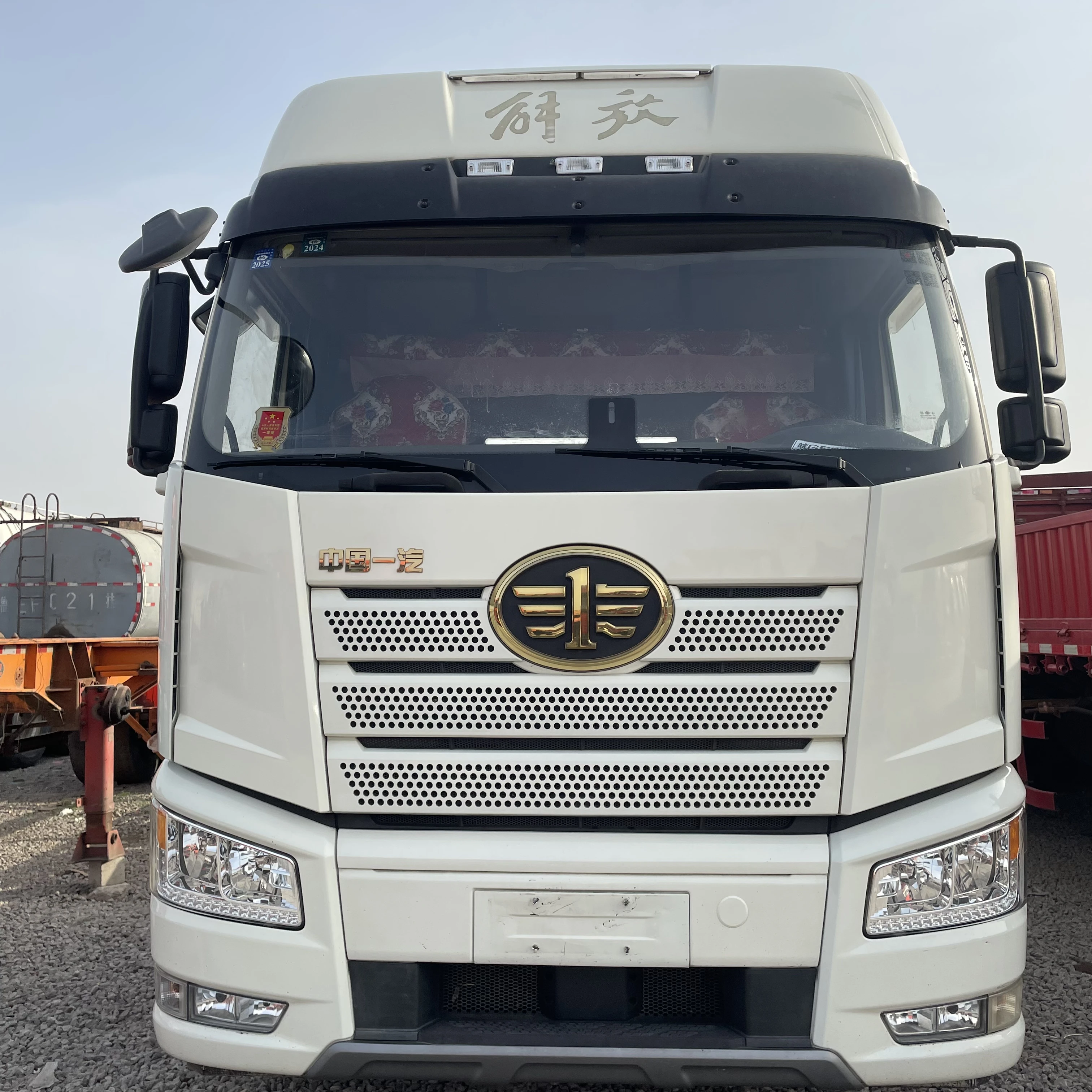 Подержанный дизельный трактор FAW Jiefang J6P 550 лошадиных сил 6x4 в хорошем состоянии