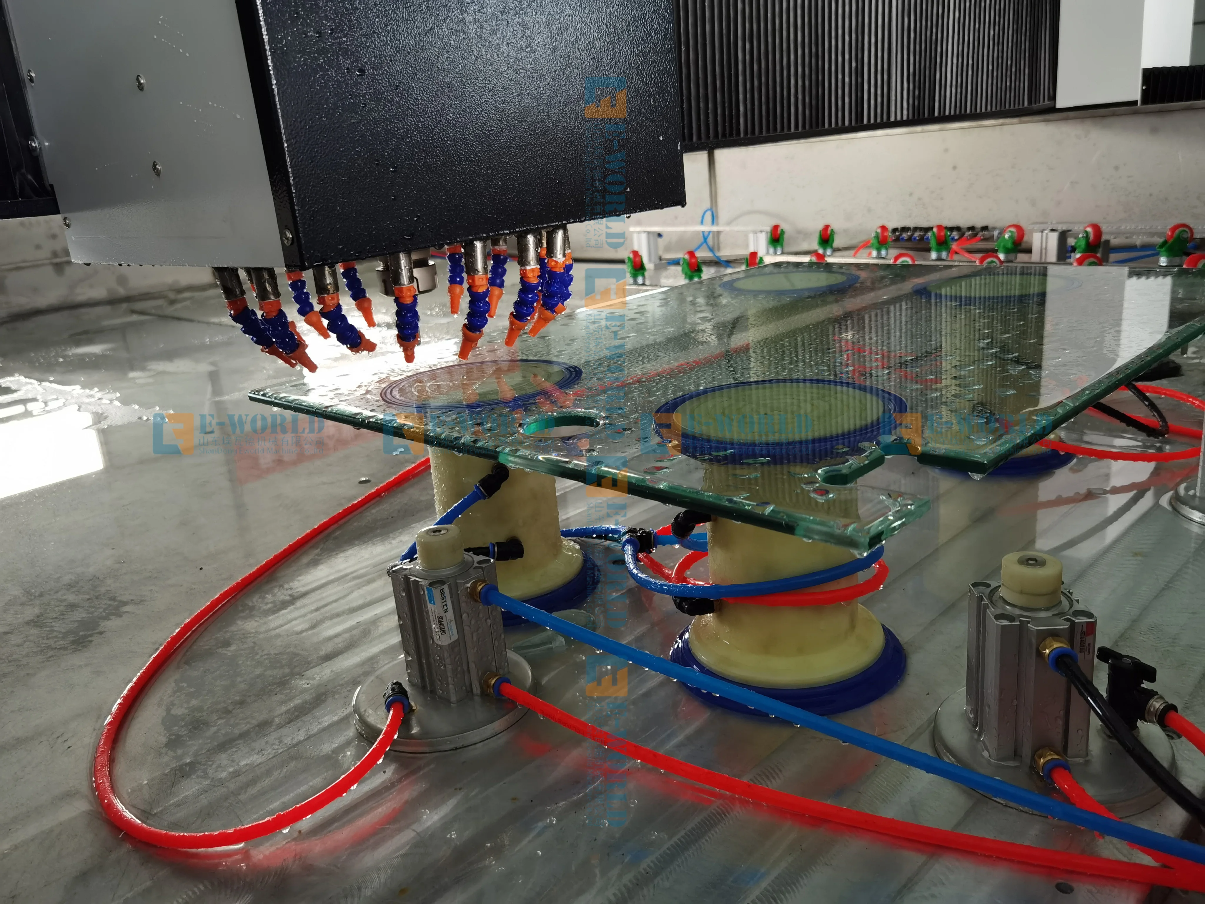 Центр обработки стекла с ЧПУ автоматически меняющимися инструментами