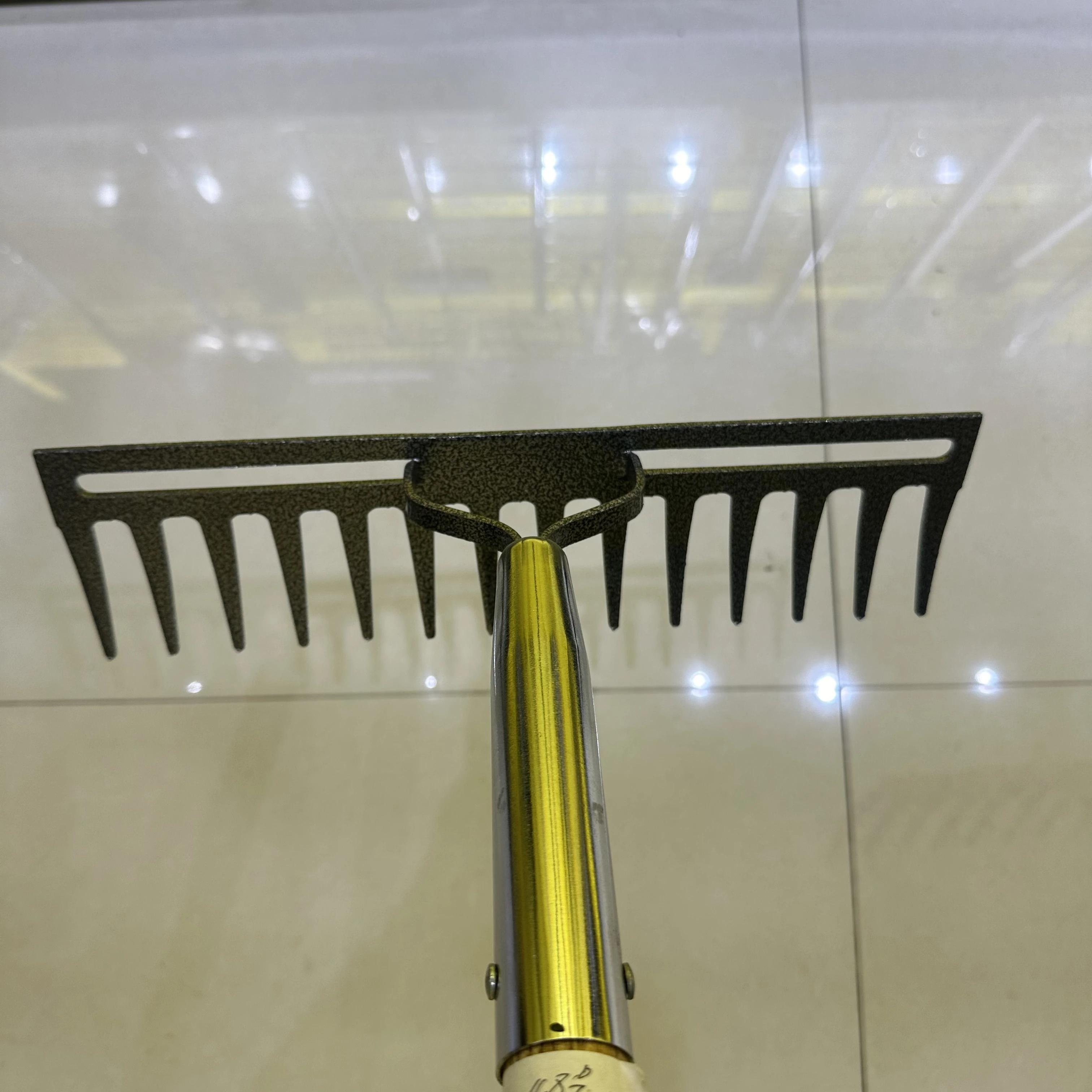 China Factory  hot product leaf grabber rake lawn leveling garden tool weeding rake with long handle
