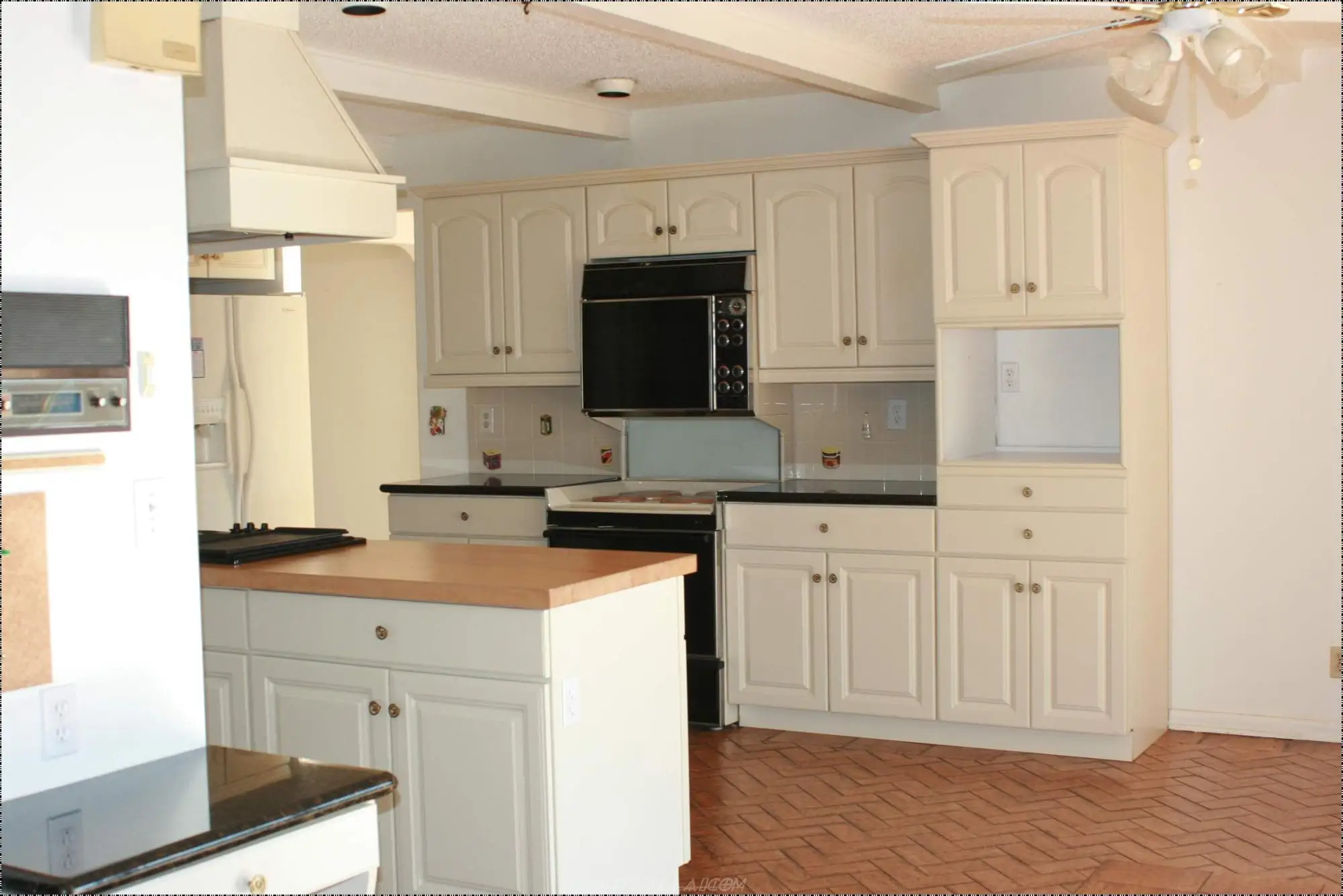 Free design U shape kitchen Europe white painted lower door kitchen cabinet with stainless steel knobs