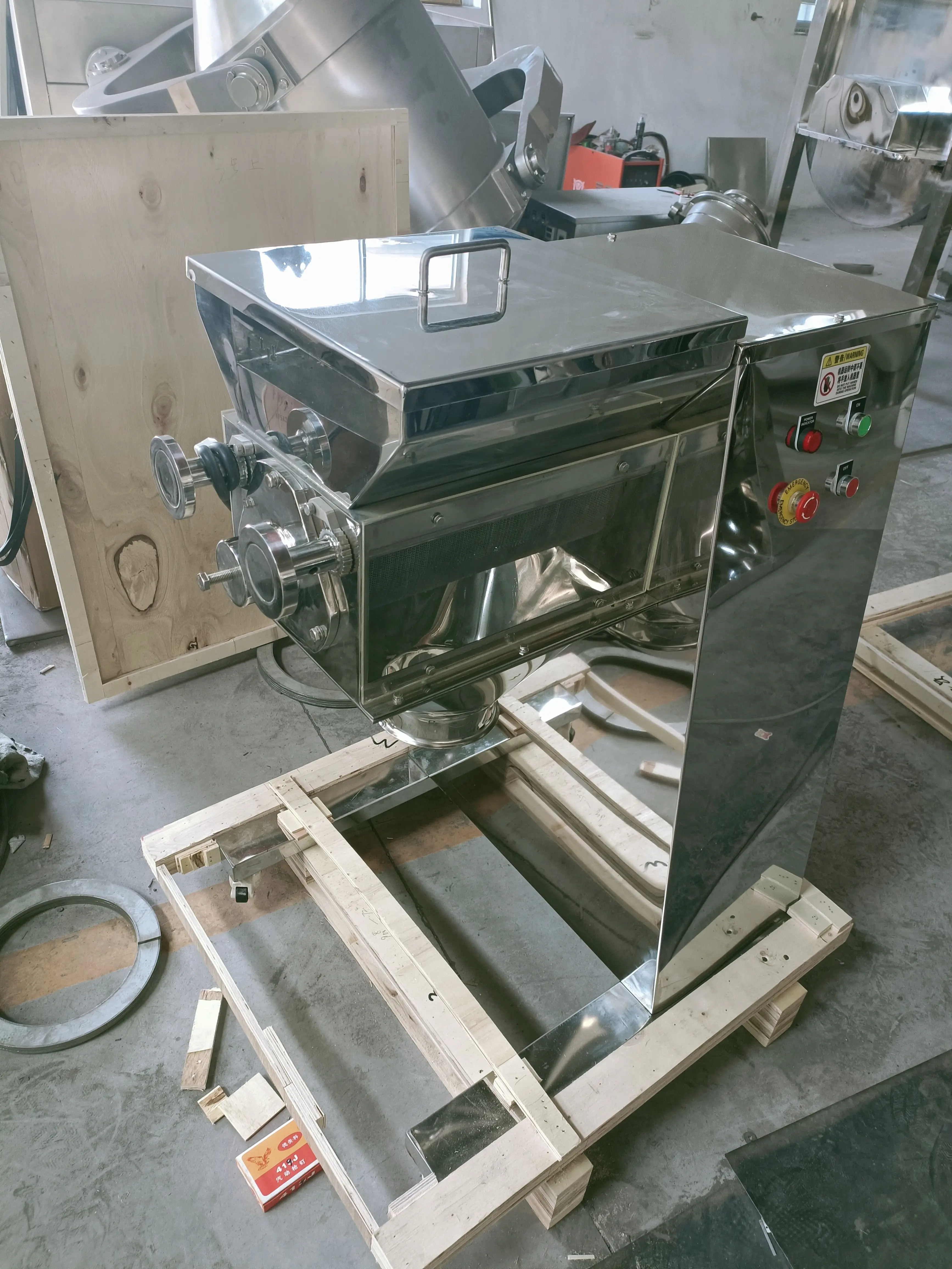 Swing pelletizer xylanase Chinese herbal extract lotus root powder pellet crusher fish feed pelletizer