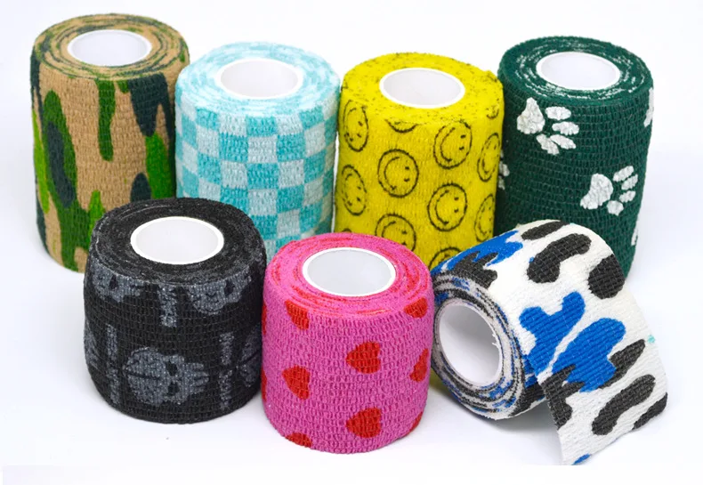 Elastic fabric wraps horseshoes and other pets with their own adhesive tape Veterinary bandages