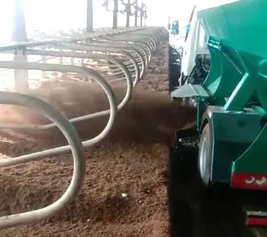 High grade cow farm equipment bedding machine self propelled lime sawdust shaving sand cow manure spreader