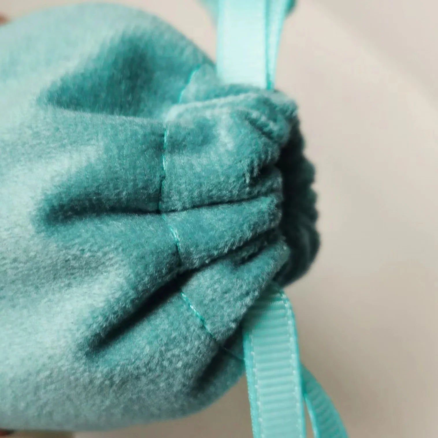 Синяя сумка для ювелирных изделий на шнурке бархатная с логотипом