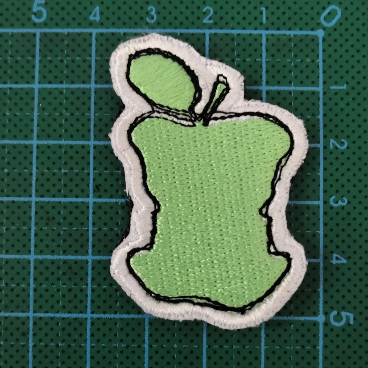 Fashion Embroidered Applique Garment Patches Clothing Bag Shoes Badge Iron Personality Fashion Customized Embroidery Thread 1pcs