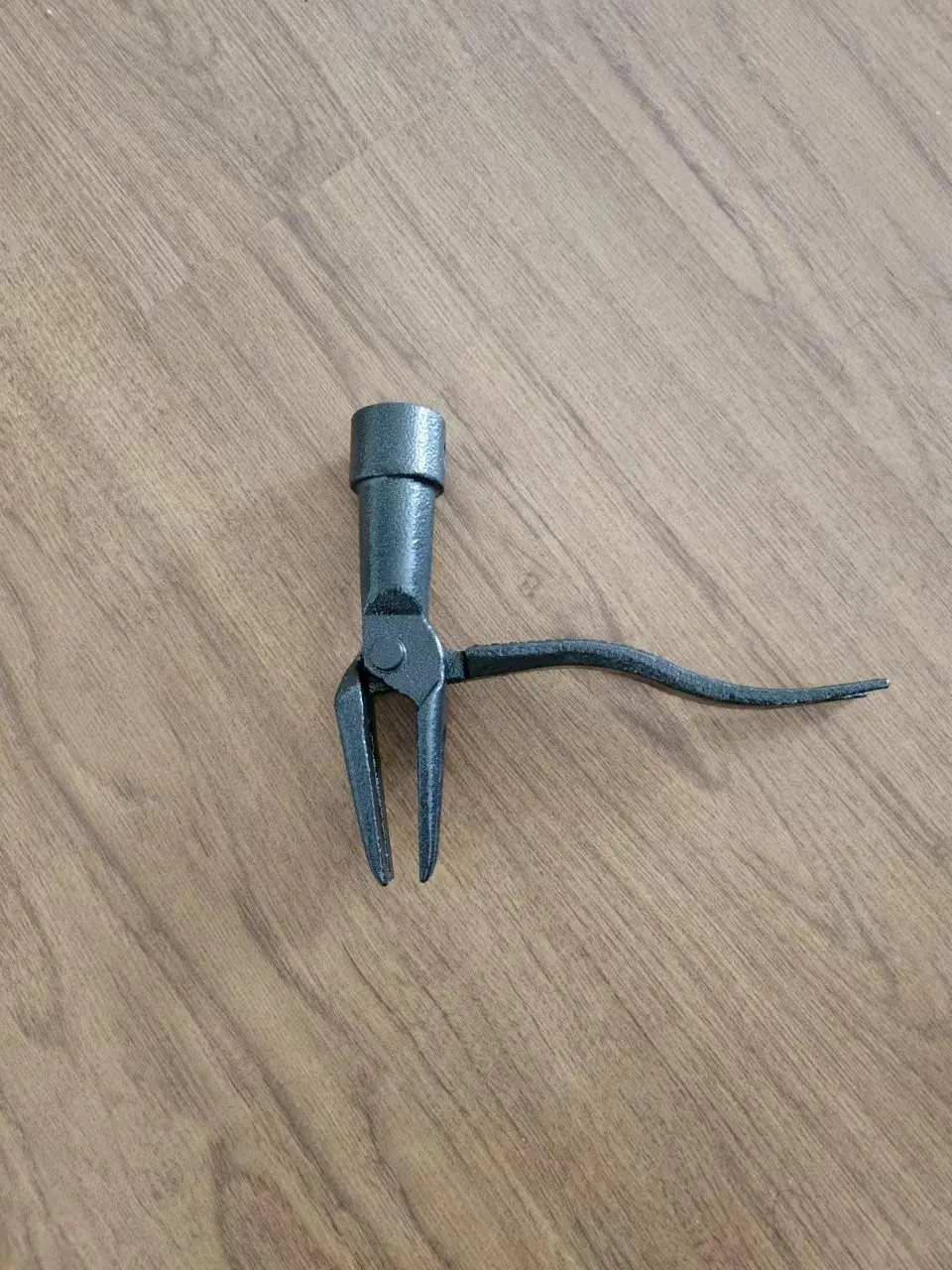 D handle Stand Up Weed Puller with Long Plywood Handle Steel Blade Easily Remove Use it without Bending or Kneeling Softer Groun