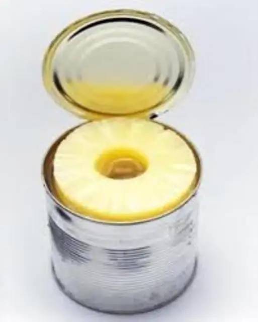 Свежие консервированные ломтики ананаса