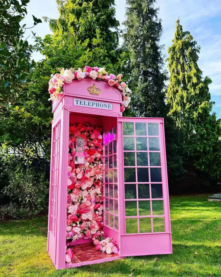 OEM  London Telephone Booth Antique Pink Floral Custom Color Wedding Decor Outdoor Telephone Booth with Artificial flower