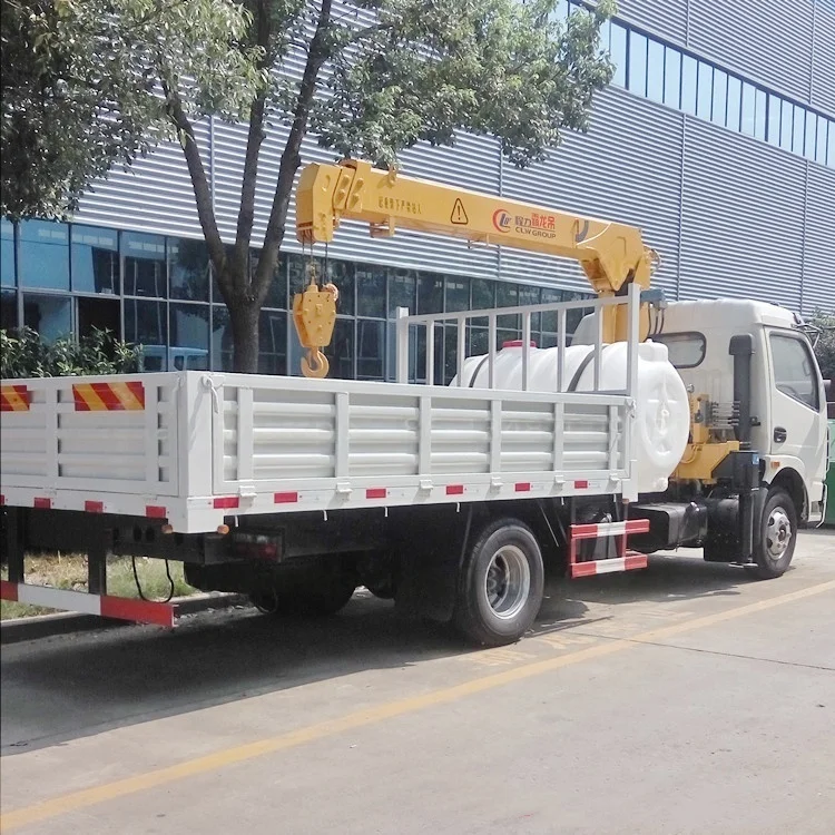 Кран с прямым кронштейном 2 тонны 3 тонн установлен на 5-тонном легком грузовике Dongfeng пластиковым резервуаром для воды