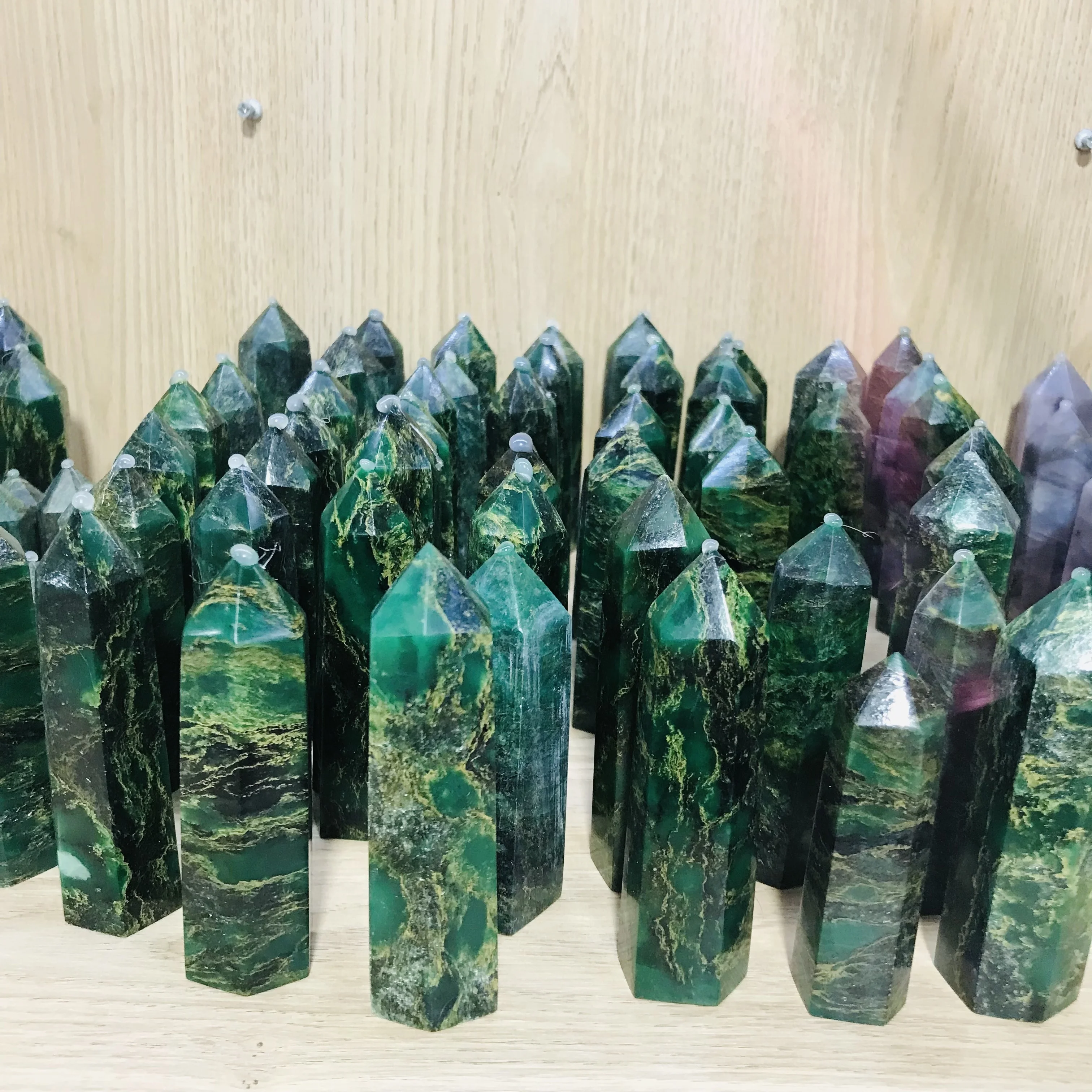Wholesale natural crystal emerald wand point folk crafts crystal quartz tower for home decoration