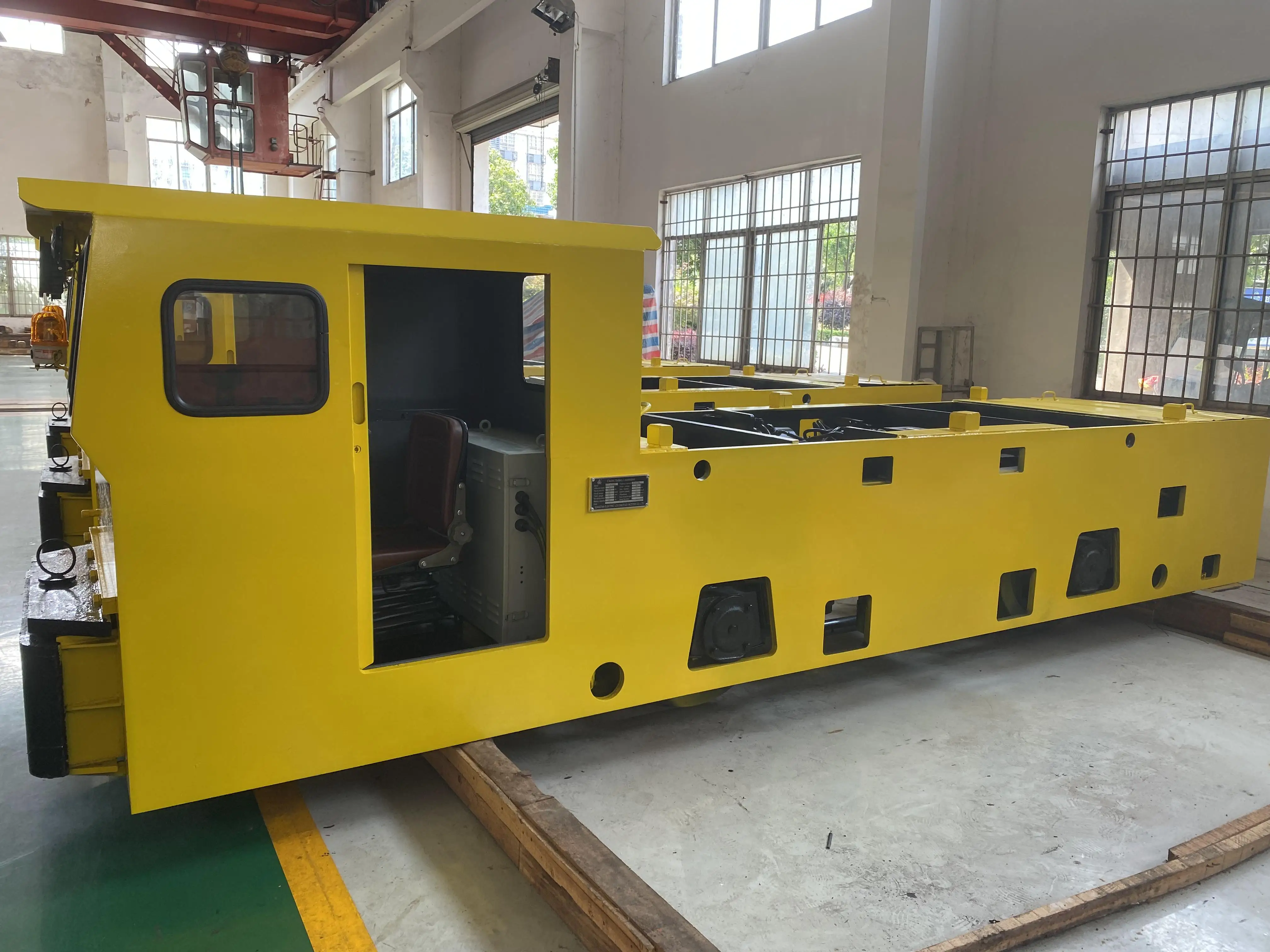 Подземный узкий электромокомотив 15T, локомотив с литиевой батареей для горных работ и туннелей