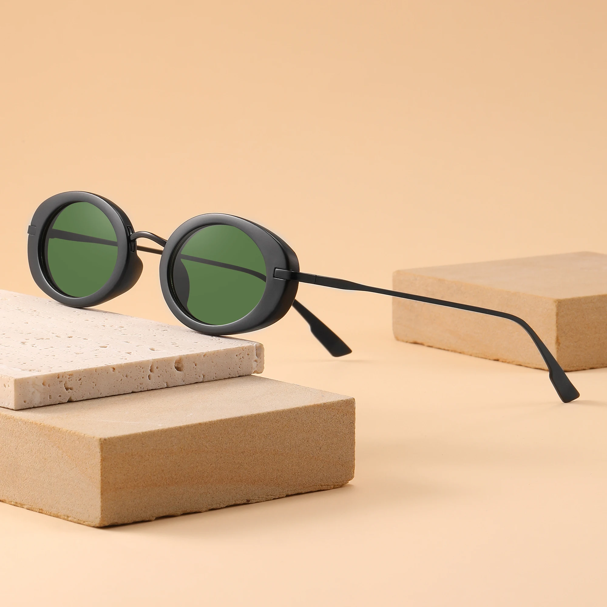 2024 Fashionable new vintage Women PC sunglasses custom logo Lightweight metal Stock Bulk sunglasses
