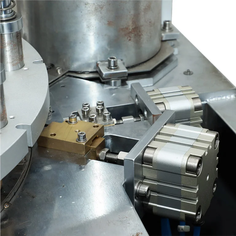 Wick inserting machine for small to medium outputs Very flexible since no format parts are necessary