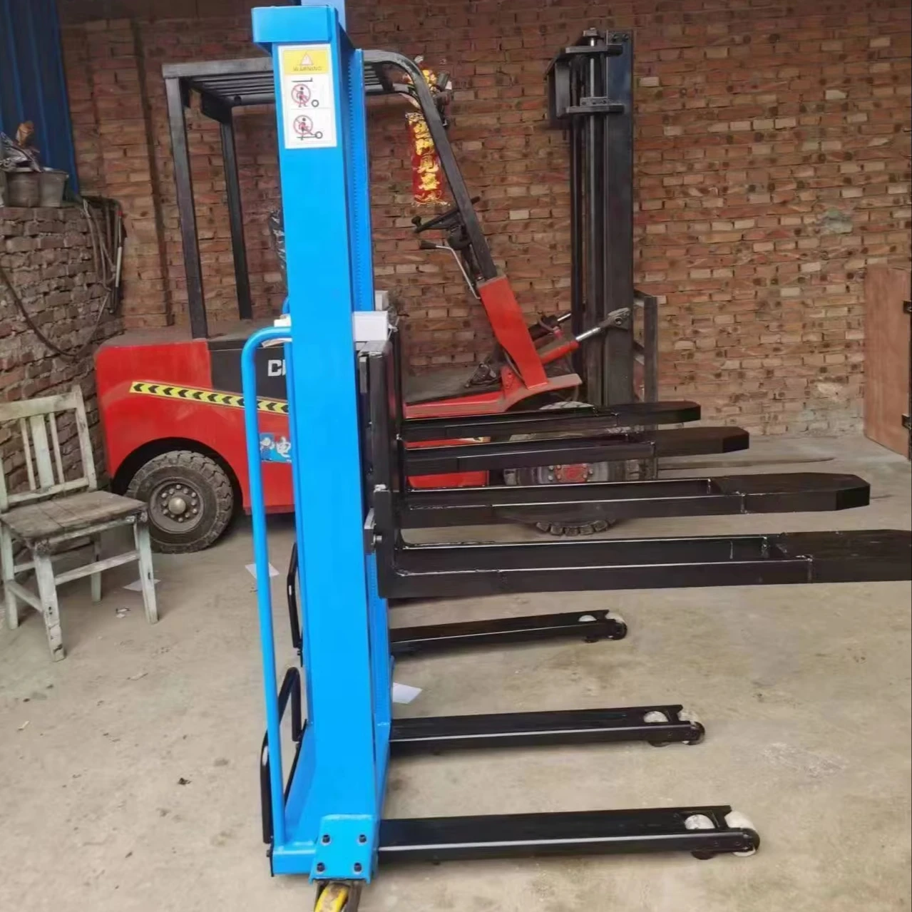 1000kg self loading portable forklift 500kg mini small hand manual semi electric self load lifting stacker
