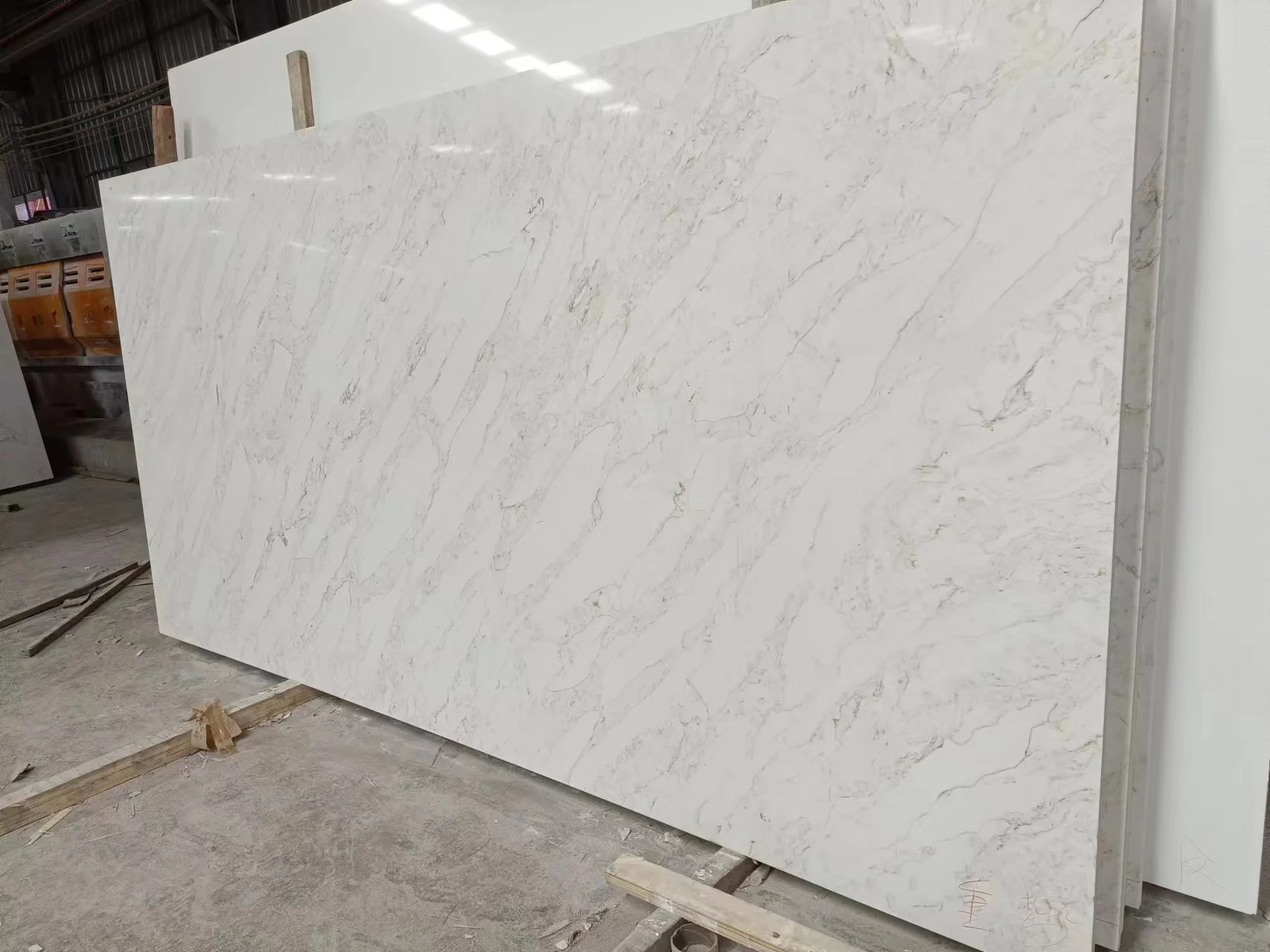 Low Silica Stone Crystal White Artificial Calacatta Quartz Countertop With Grey Veins Calacatta Quartz Stone Slab