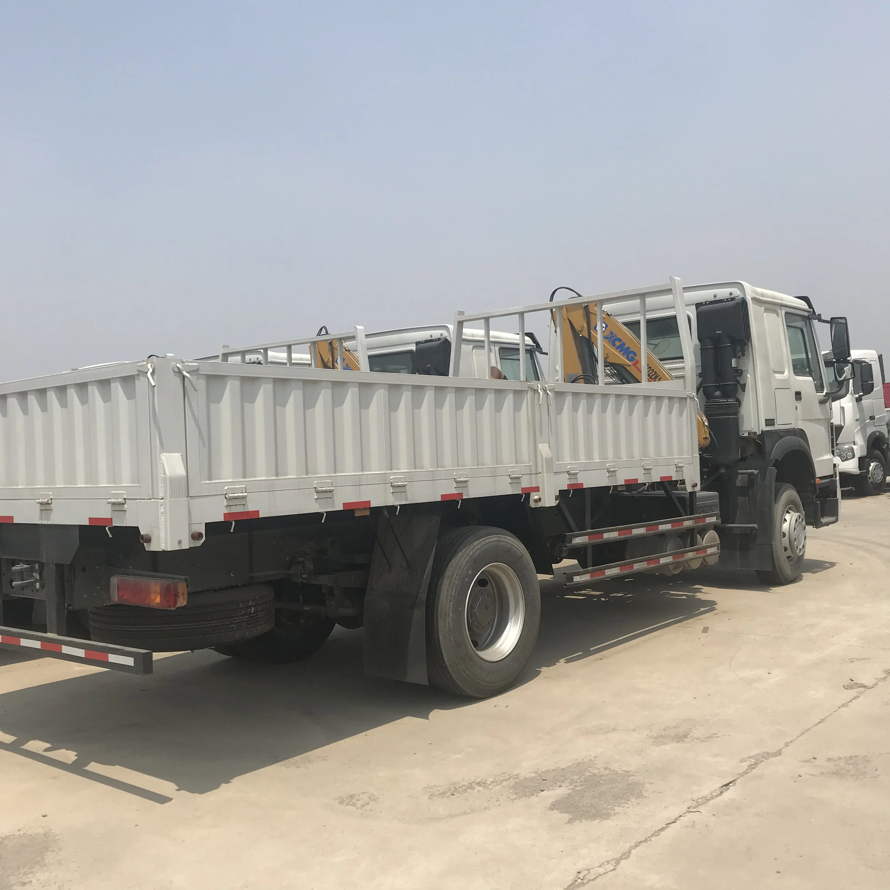 
SINOTRUK HOWO 4x2 Cargo Truck Six Wheels Chassis Mounted Crane Truck 