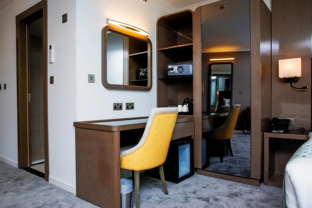 CREATION England Hotel Project Five Star  Atrium Hotel Heathrow Natural Wood Veneer Hotel Room Furniture Set