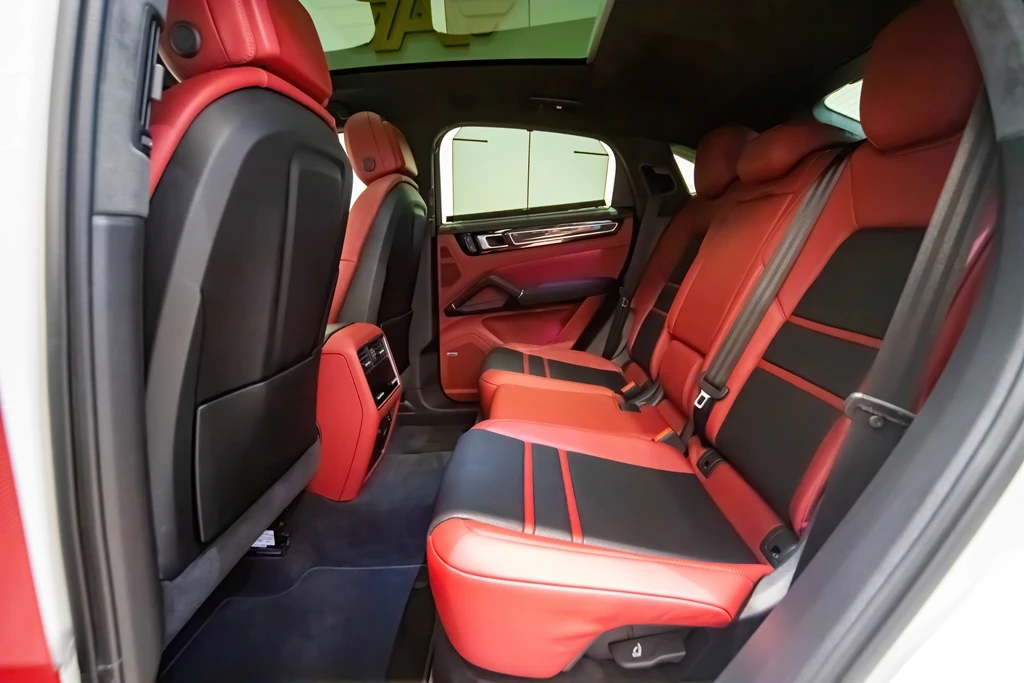 Уникальные особенности и обновления подержанных Порше CAYENNE GTS 2022 модельного года с гарантией спецификации GCC автомобили готовы к работе