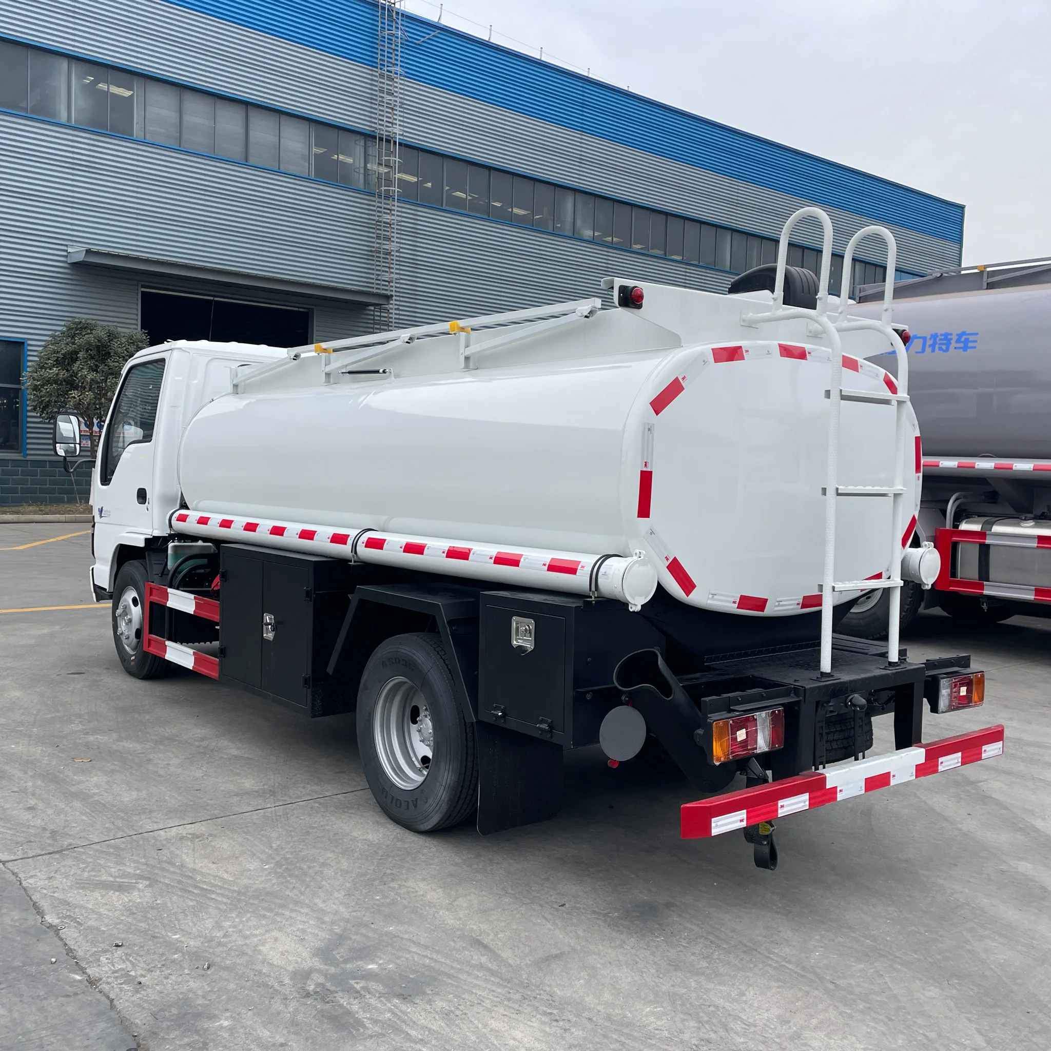 High quality Small ISUZU 4x2 Oil Tank Truck-Factory Direct Hot Sales for Oil Transportation