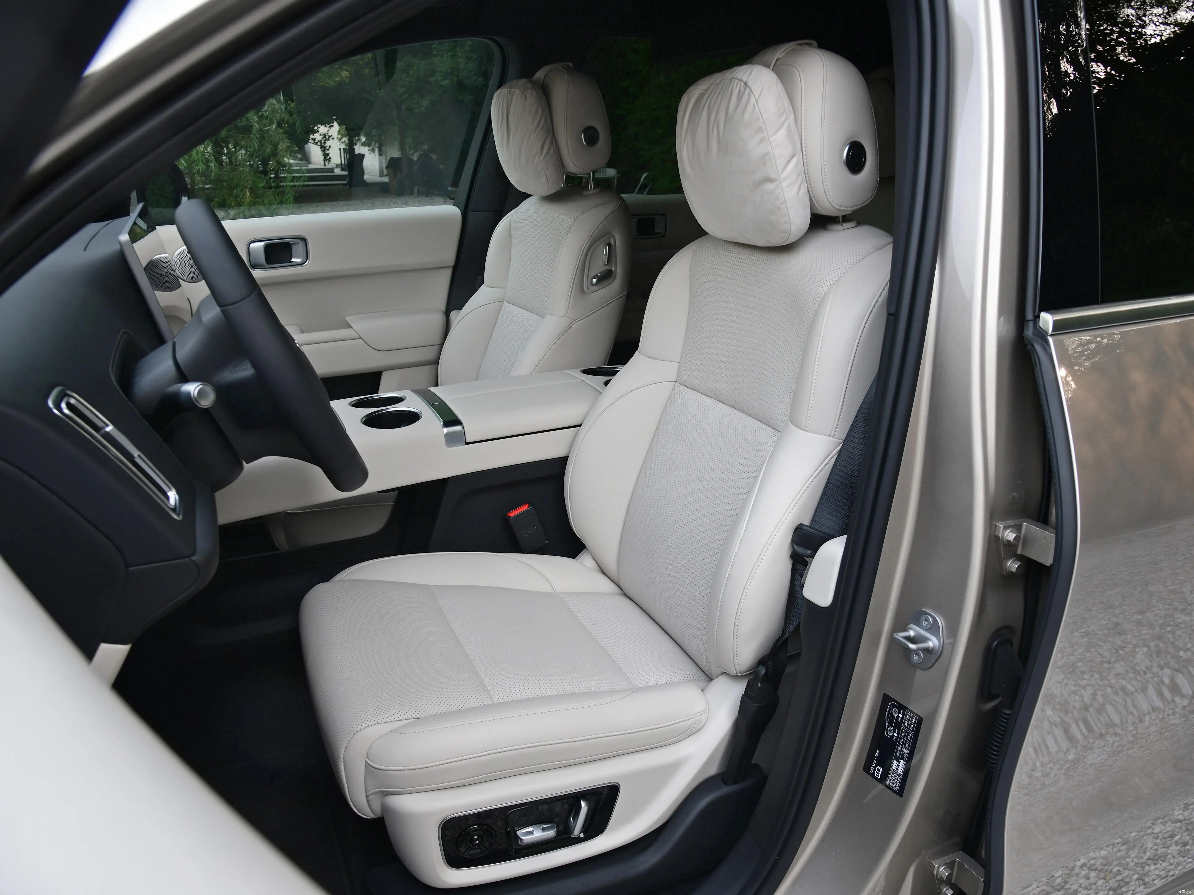 Lixiang L8 2023 SUV Electric 4WD with Solar Features New Energy Vehicle Hybrid Fuel Available for Sale