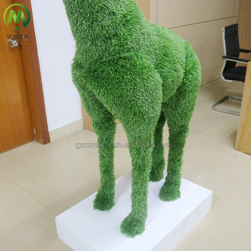 Customized Shape Artificial Turf Grass Status Giraffe Topiary Sculpture Artificial Grass Animal for Garden Landscaping