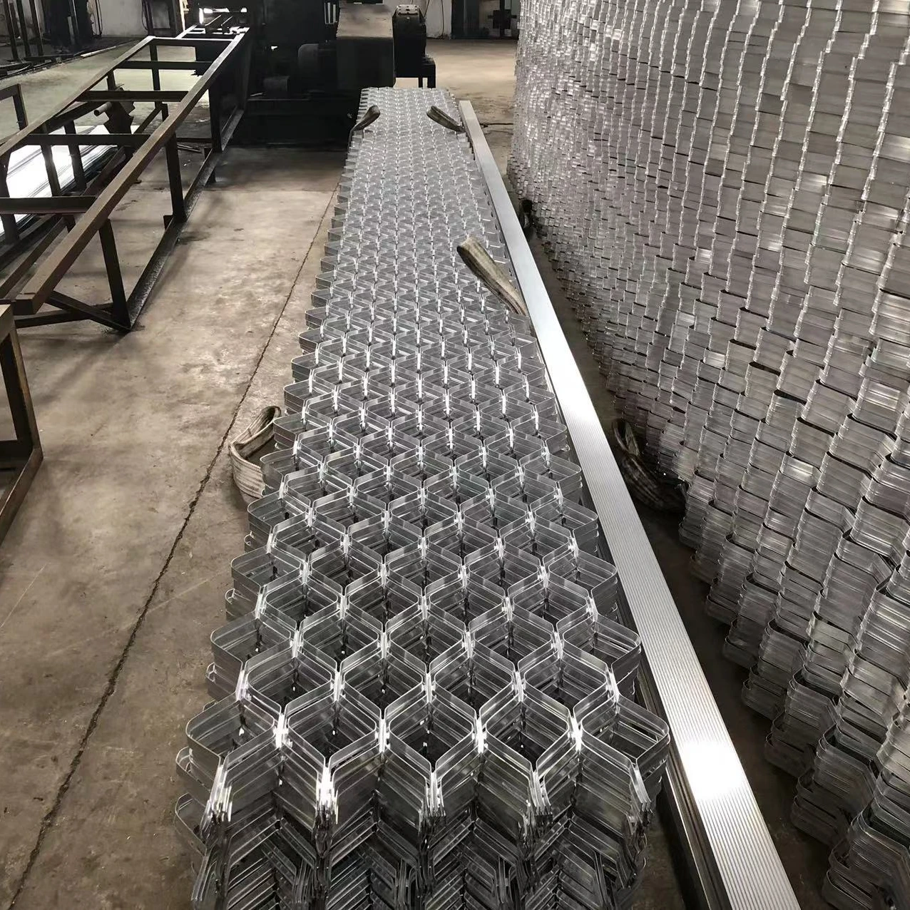 Asian New customized perforated decorative high quality expanded Aluminium Mesh Panel