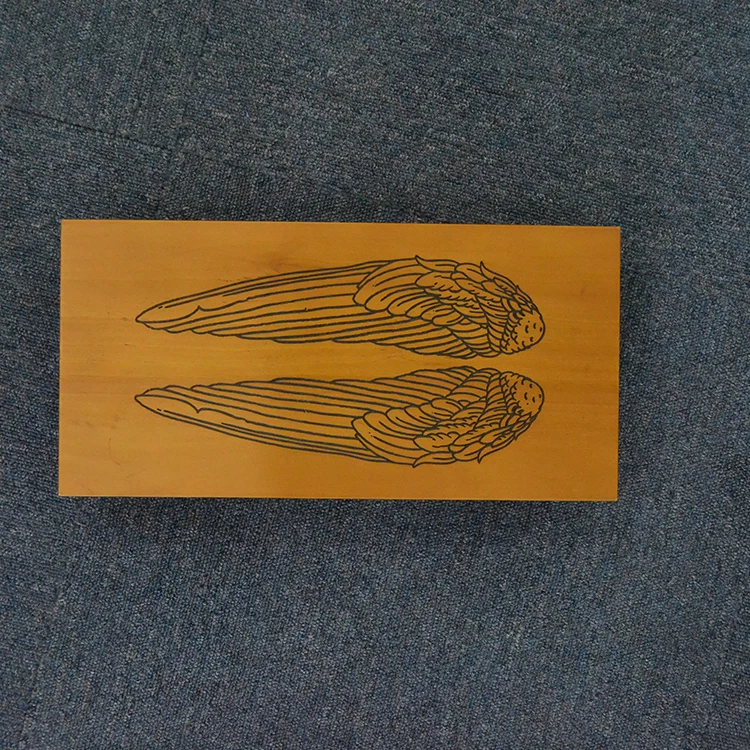 Цилиндрическая деревянная коробка для хранения вина с коричневым логотипом