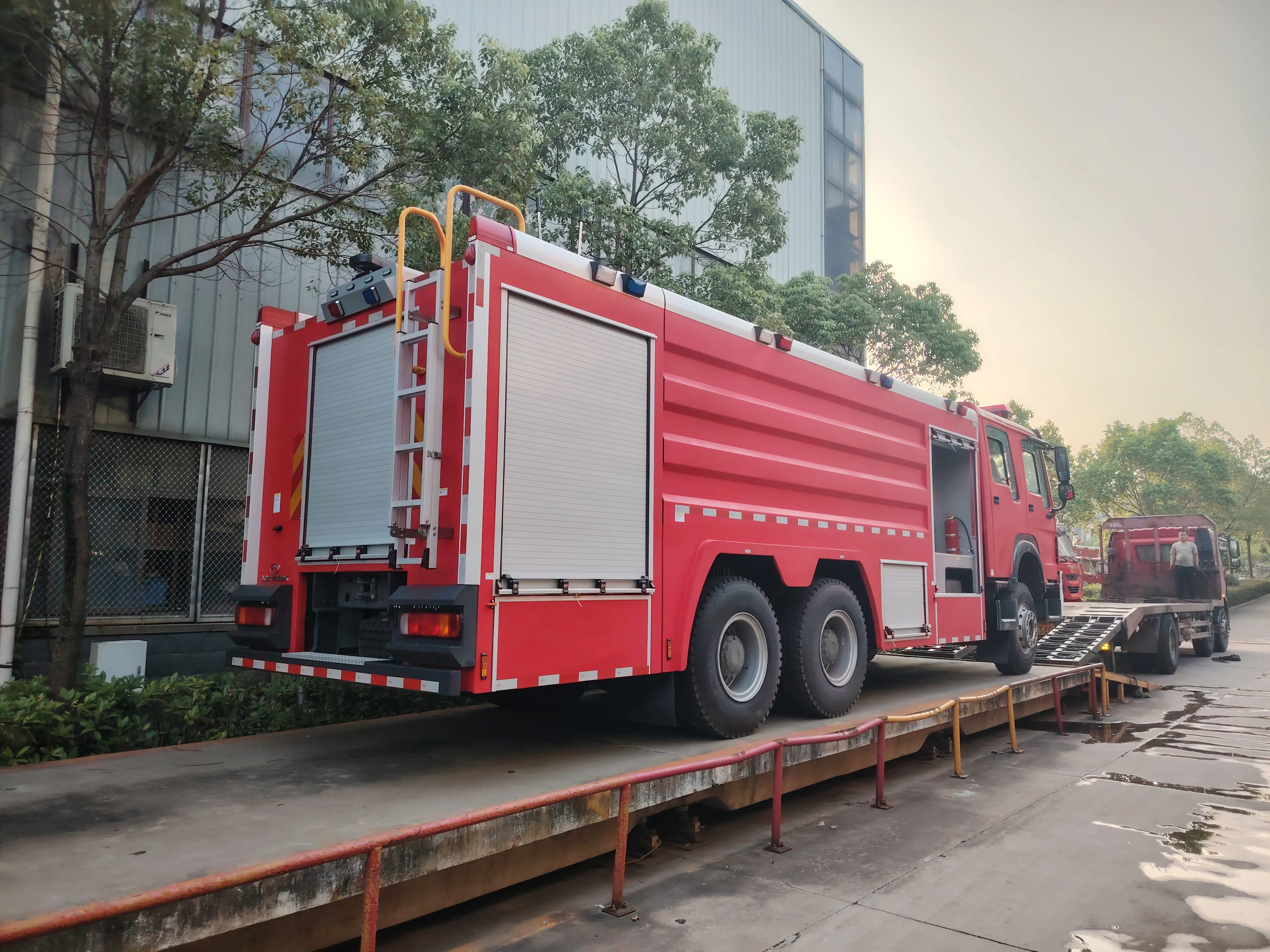 China CNHTC HOWO 16 tons with water tank foam fire truck Emergency rescue truck Suitable for fighting oil fires