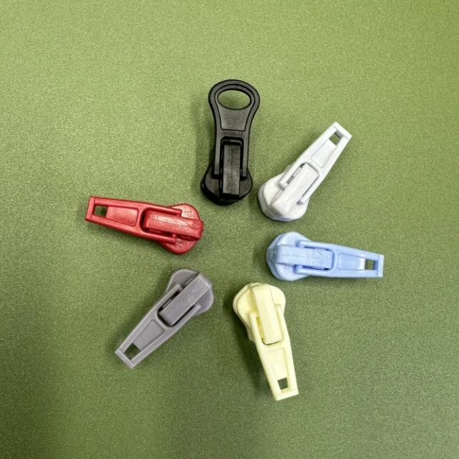Factory Wholesale 5#8#POM Eco Friendly Zipper Slider Body Custom Zipper Slider Puller For Bag Clothing Auto Lock Plastic Sliders
