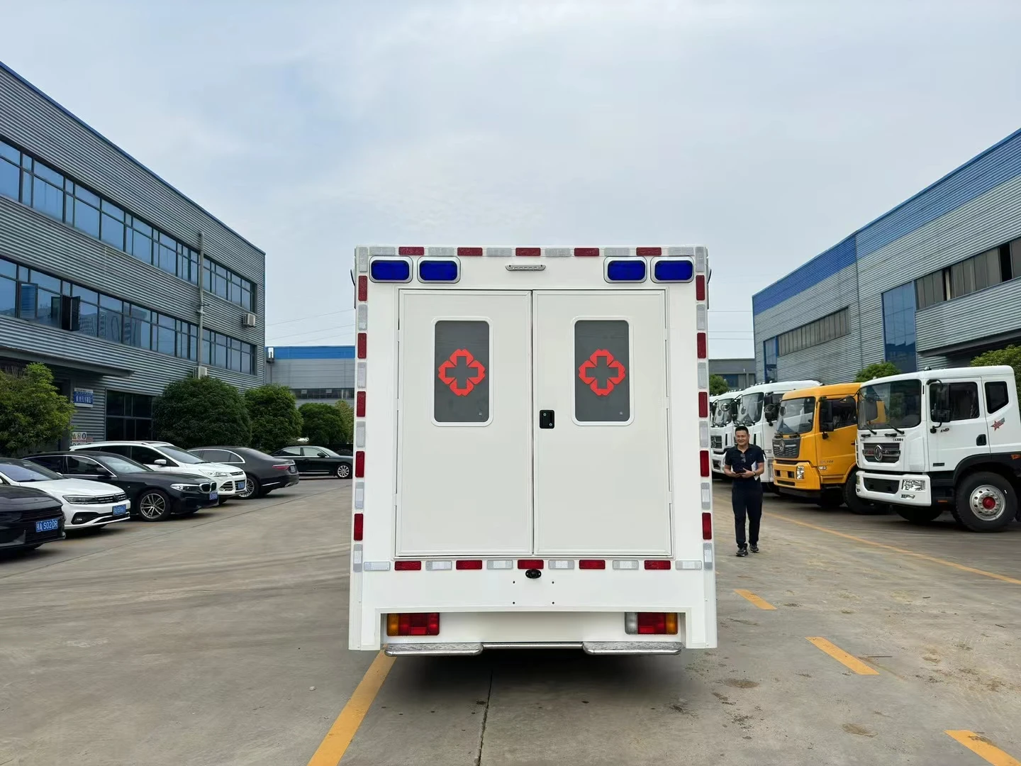 brand new 4x4 4*2 box ambulance high quality brand new box ambulance truck