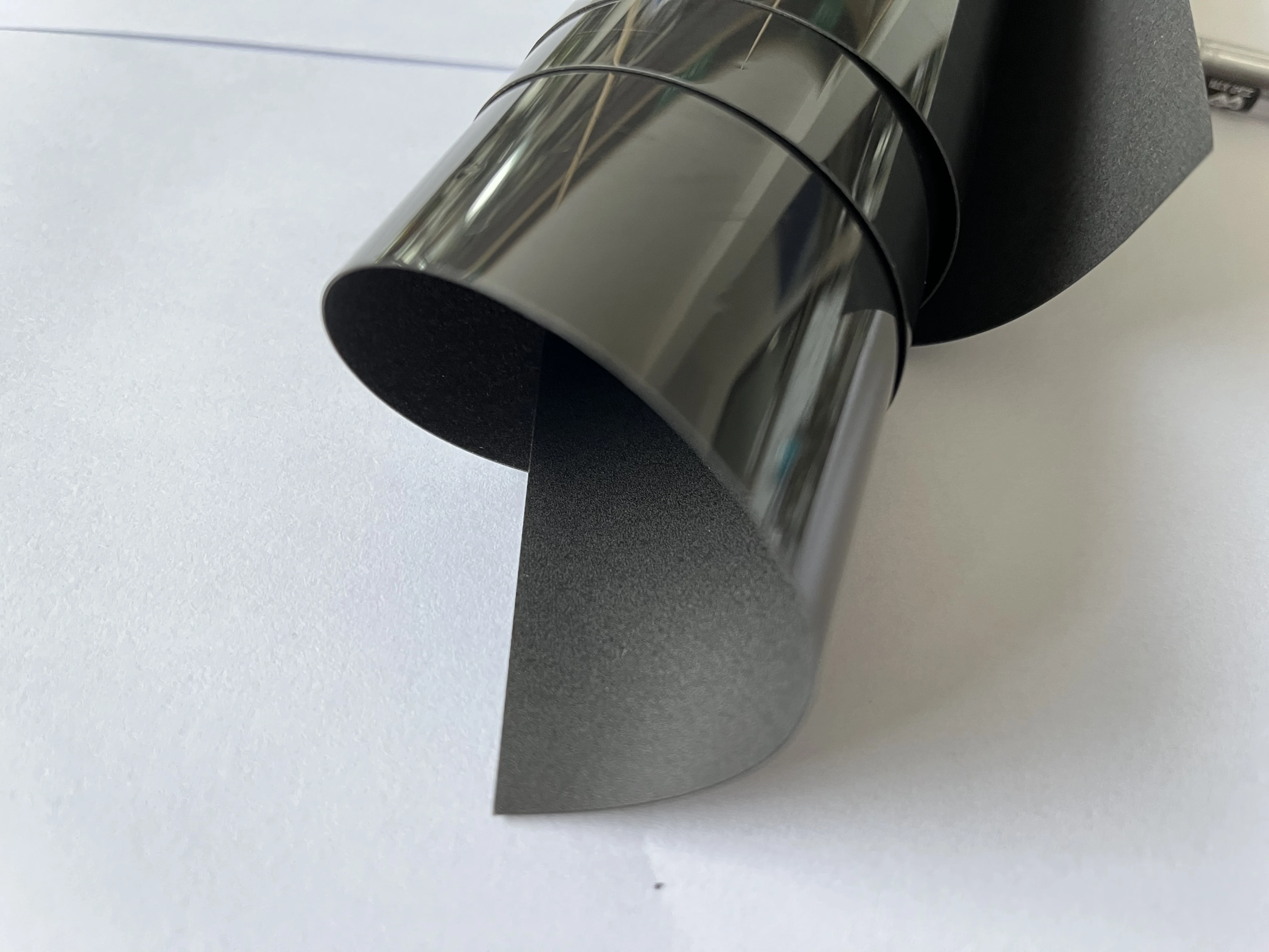 Прокладка из пенополиуретана Rogers Poron с двусторонней лентой Tes a/3 m используется для амортизации и звукопоглощения клавиатуры