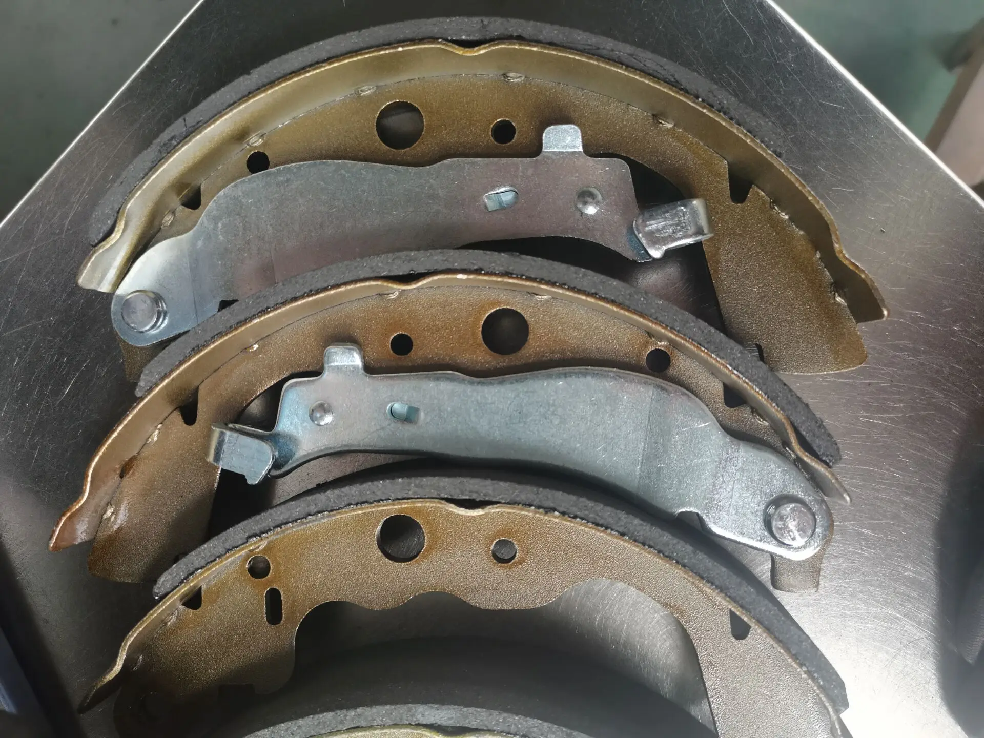 Auto brake system spare parts wear-resistant semi-metallic rear drum brake shoe for cars