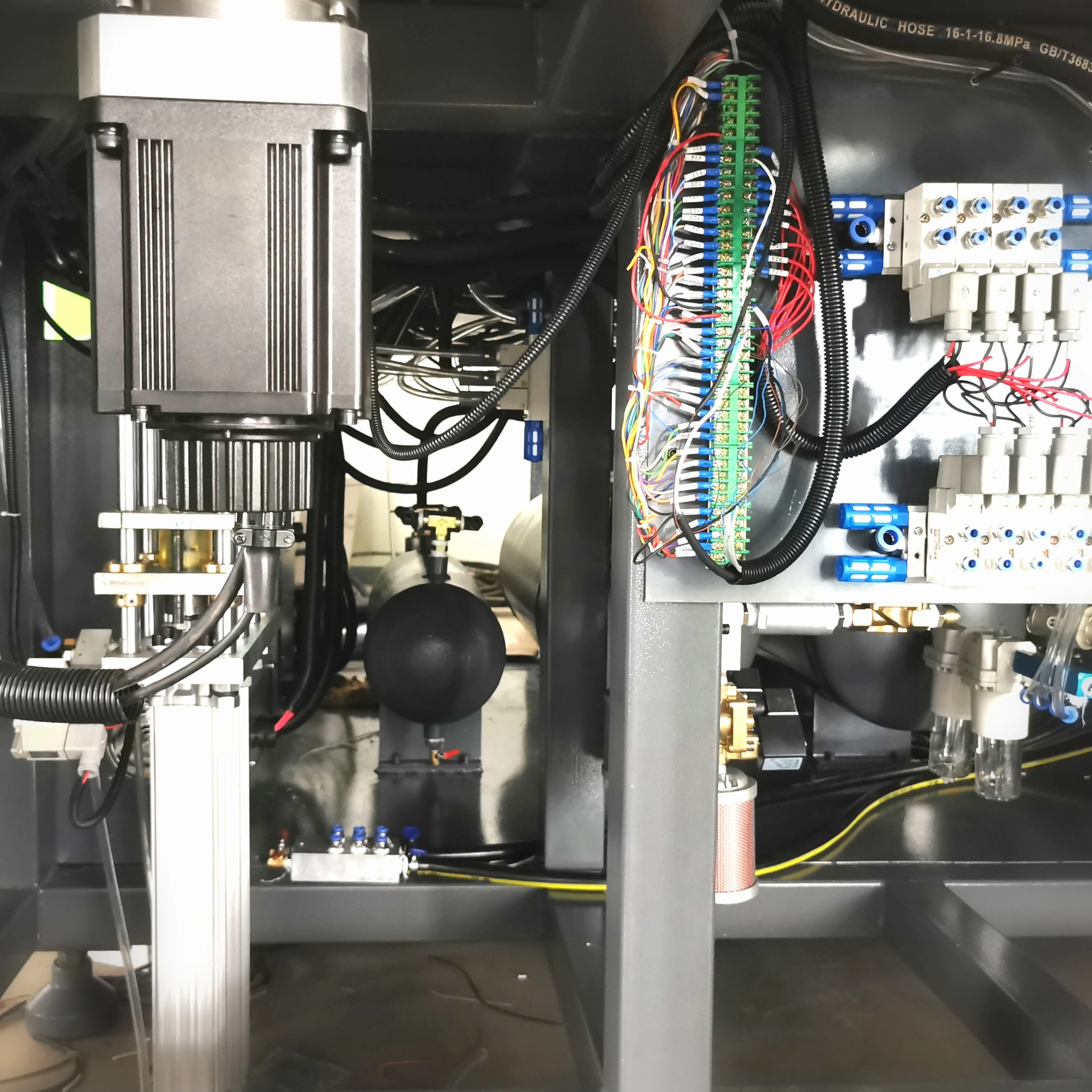 plastic blow molding machine 9000pcs/ hr  3 servo high speed automatic blowing machine  6 cavity blow molding