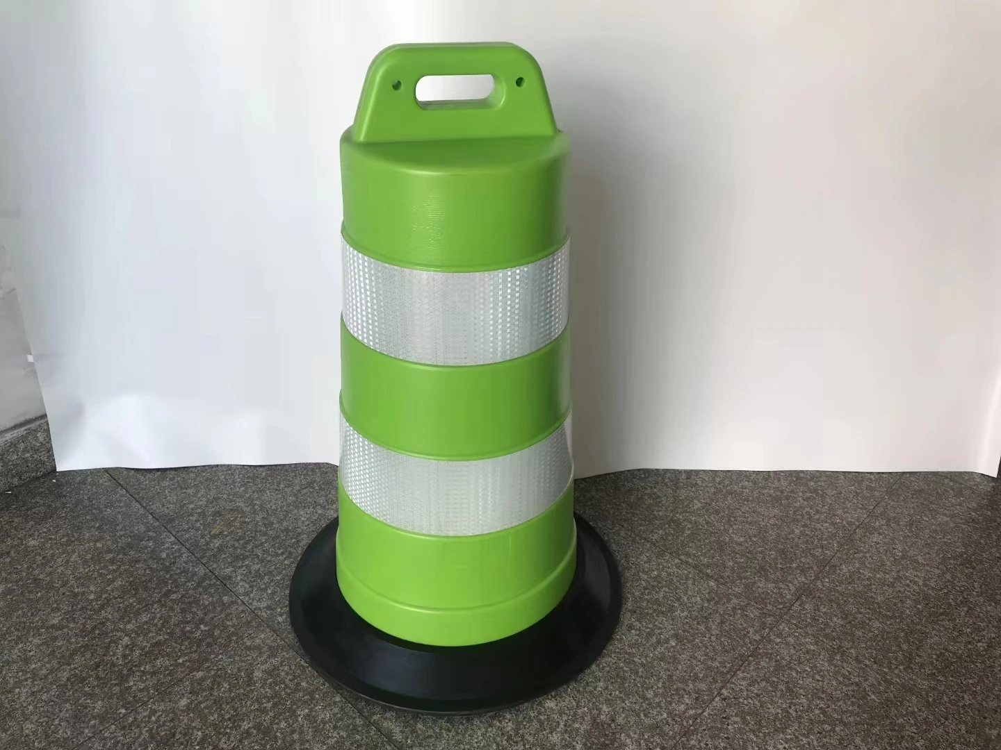 Dingwang Wholesale Portable Plastic Traffic Safety Drum Stripes Construction Road Barrel Crash Bucket Rubber Traffic Barriers