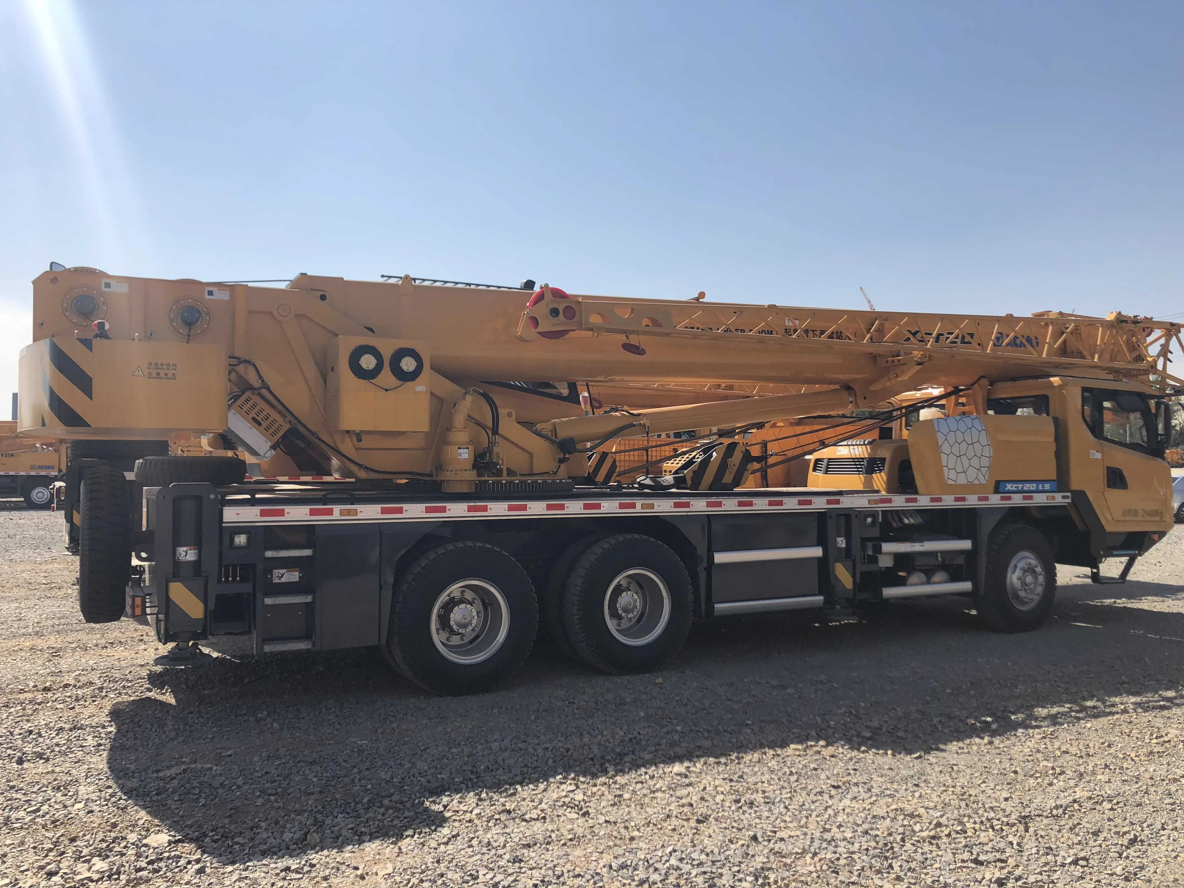China Top Brand  Xct20l4 4-section Telescopic Boom 20 Ton Crane Truck Cheap Price For Sale