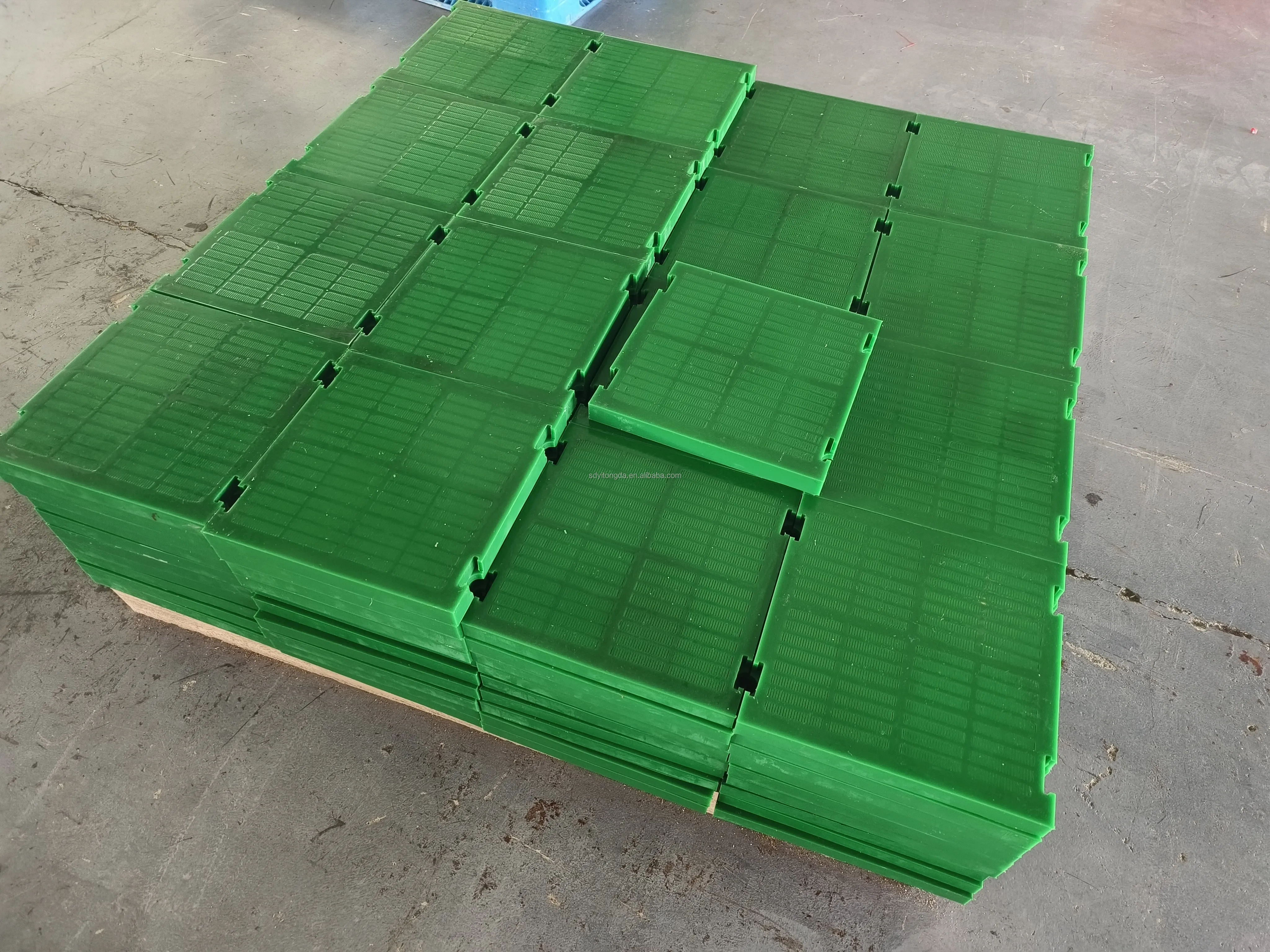 New 305*305mm Size Polyurethane Vibrating Screen Mesh Panel Steel Linear Type for Ore Dewatering in Mining Applications