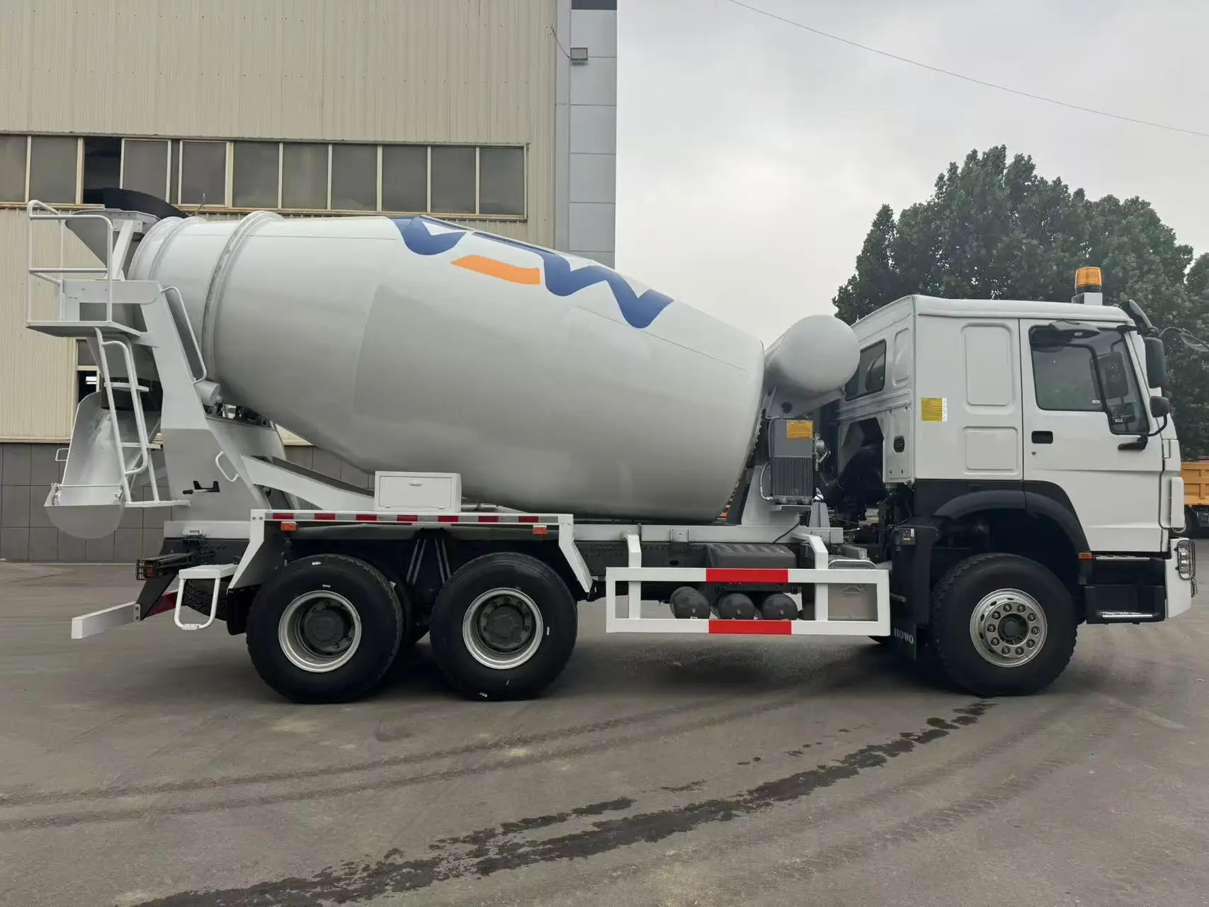 cheap pricesinotruck howo 6x4 8x4 Mobile Concrete cement mixer truck With Pump Machine For Sale