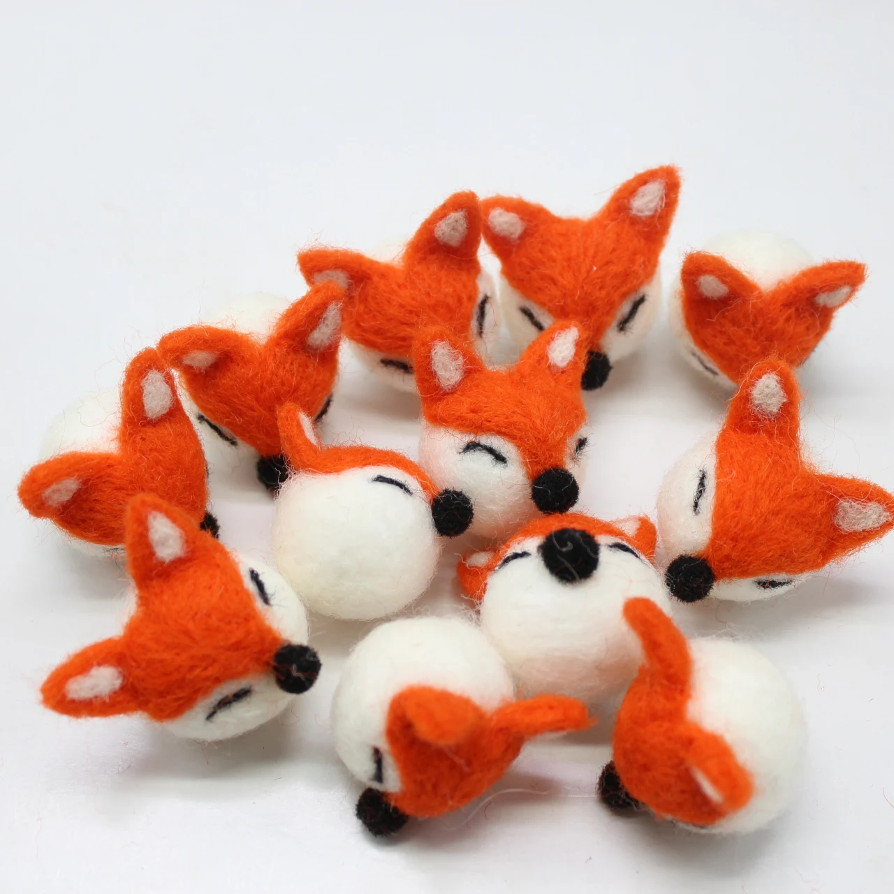 
Handmade Wool Felt Fox Pendant Brooch Pin Hair Circle Decor 