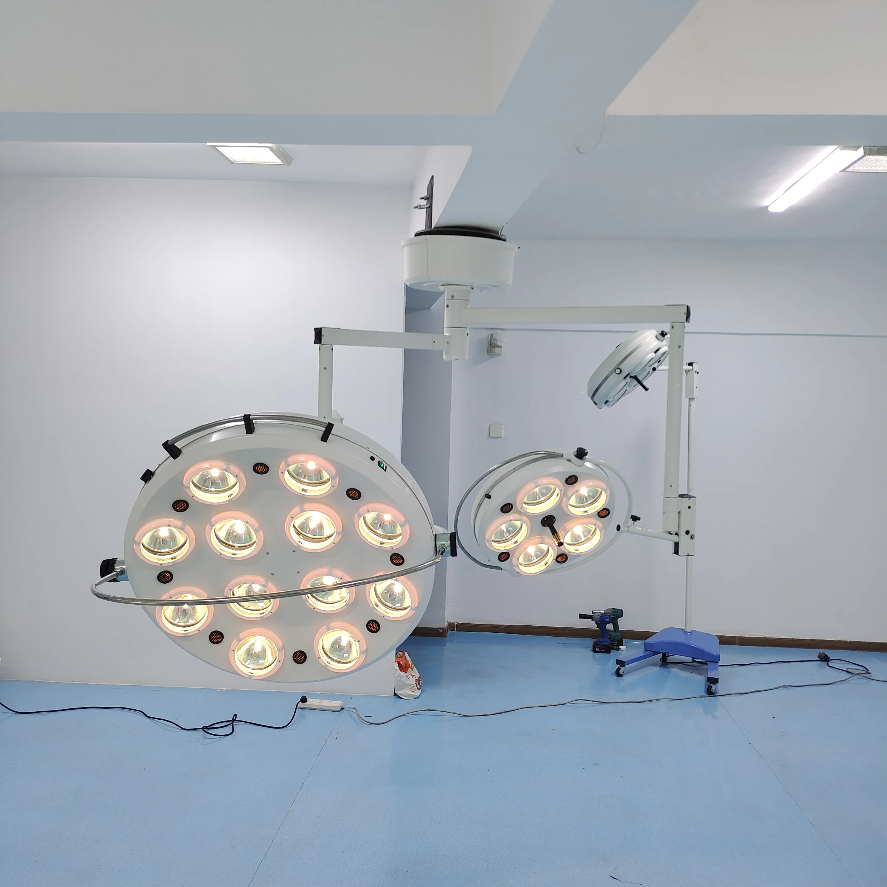 Dental Veterinary Surgical Lighting Lamp Halogen Outpatient Medical Lamp with Steel Metal Materials Powered by Electricity