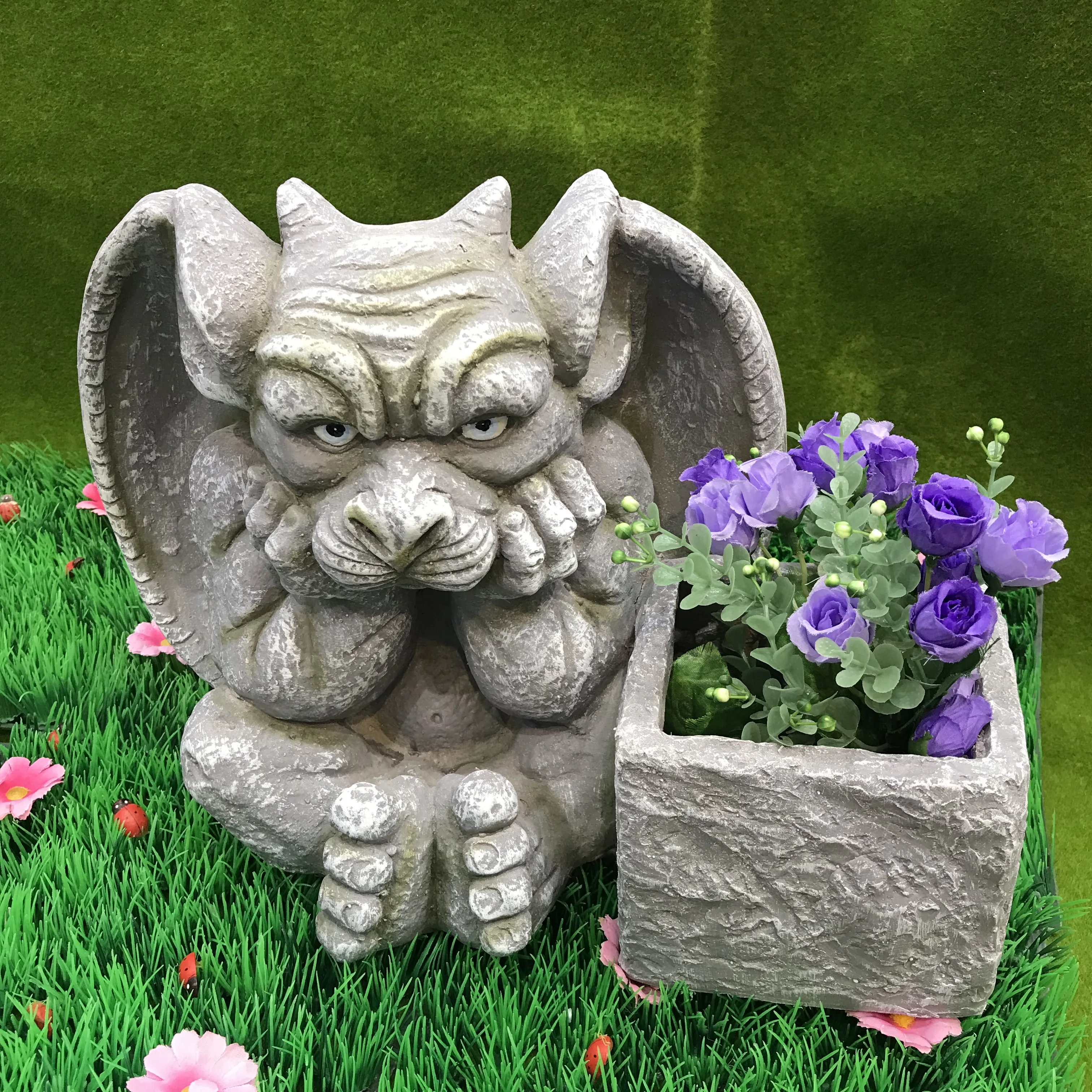 Custom outdoor yard decoration resin funny gargoyle garden statue for sale